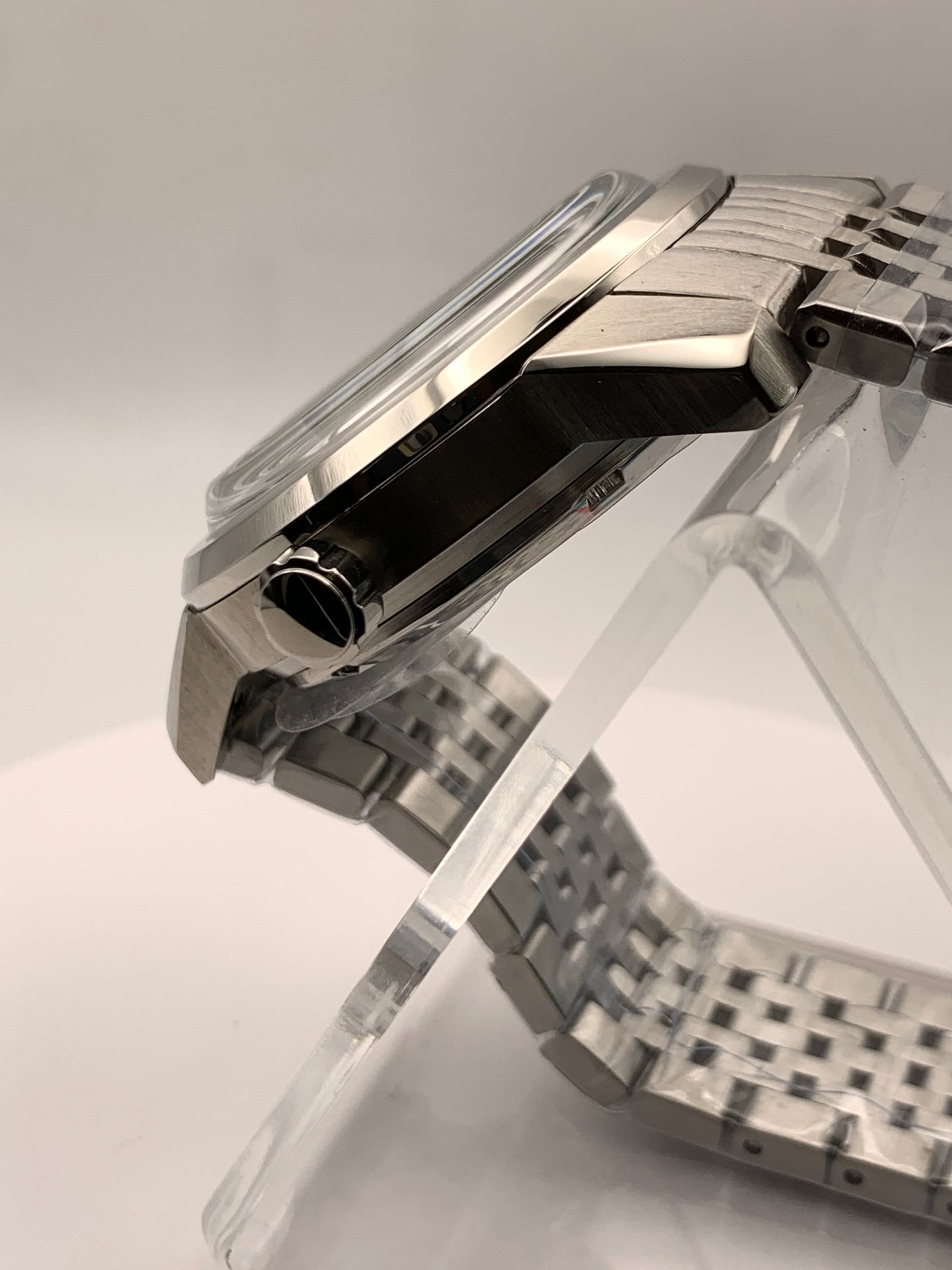 Nocturne. 40mm stainless steel case with matching bracelet. Box sapphire crystal. Seiko NH35