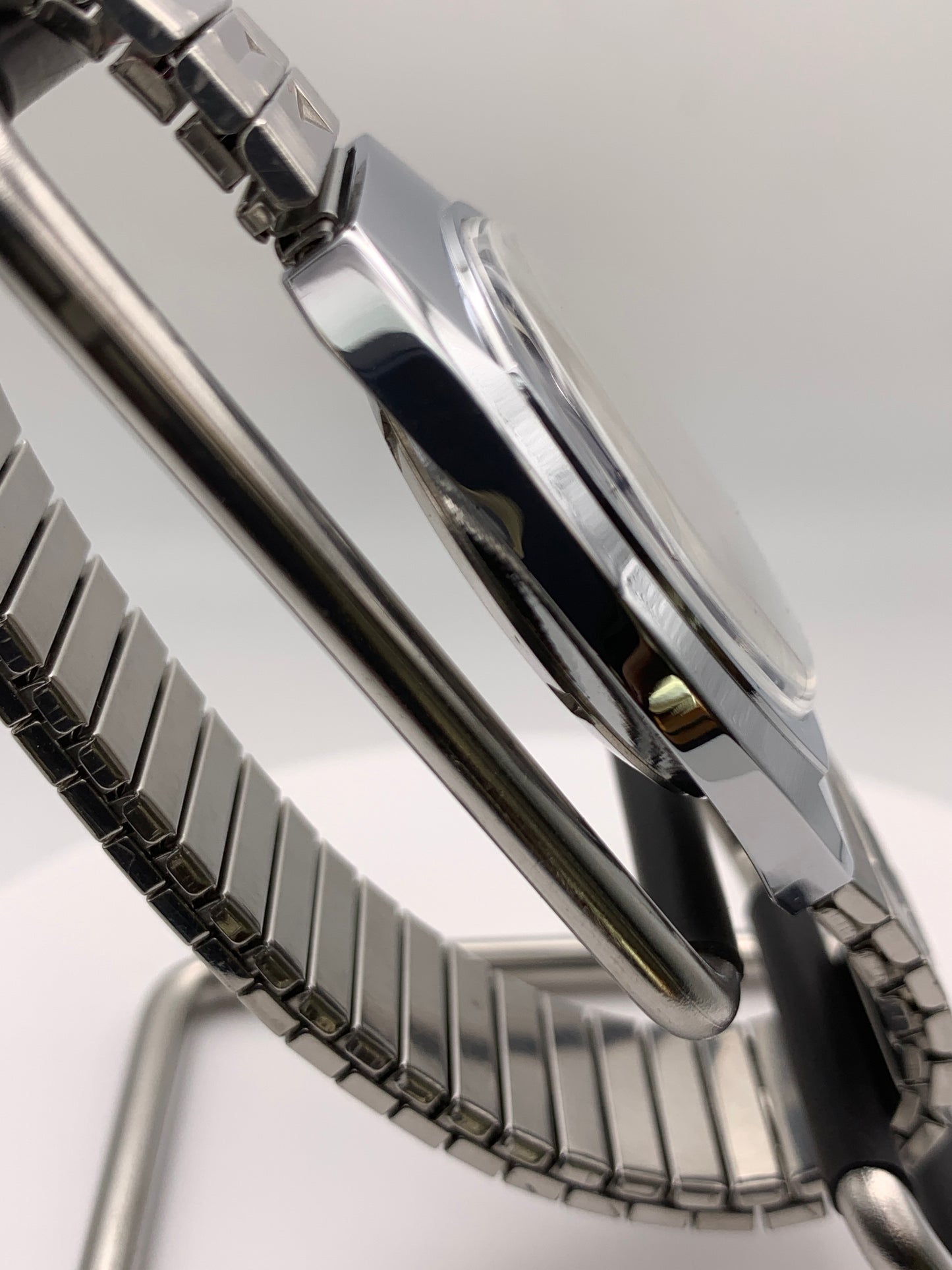 Neo Vintage Collection. Sport watch.NOS Gruen case. Blue dial, vintage expanding bracelet.