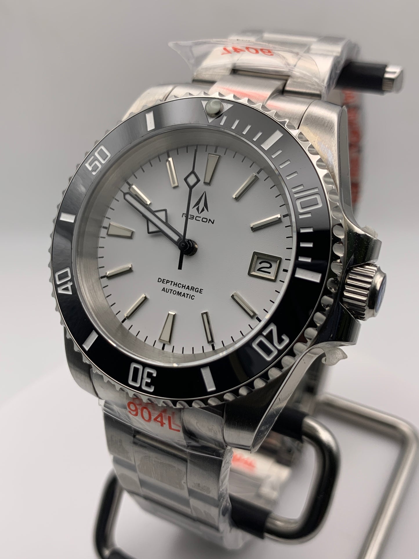 R3CON Collection. Custom white dial watch. 40.5mm stainless steel case. Sapphire crystal. Seiko NH35.