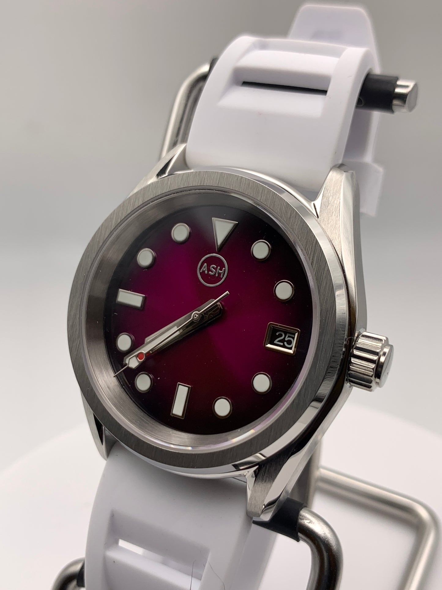 Lydia. Purpleburst dial. 38mm Stainless steel case. Sapphire crystal. Exhibition case back. NH35 automatic movement.