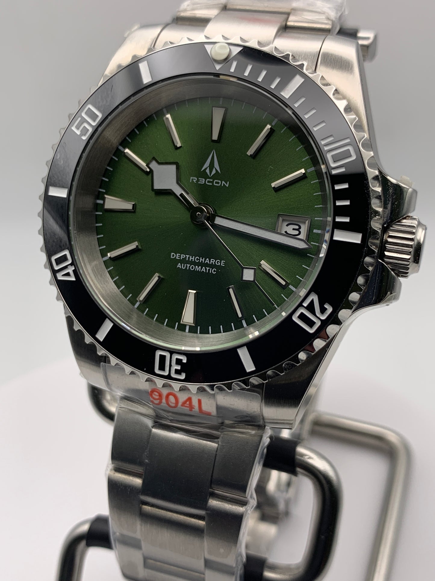 R3CON Collection. Custom green dial watch. 40.5mm stainless steel case. Sapphire crystal. Seiko NH35.