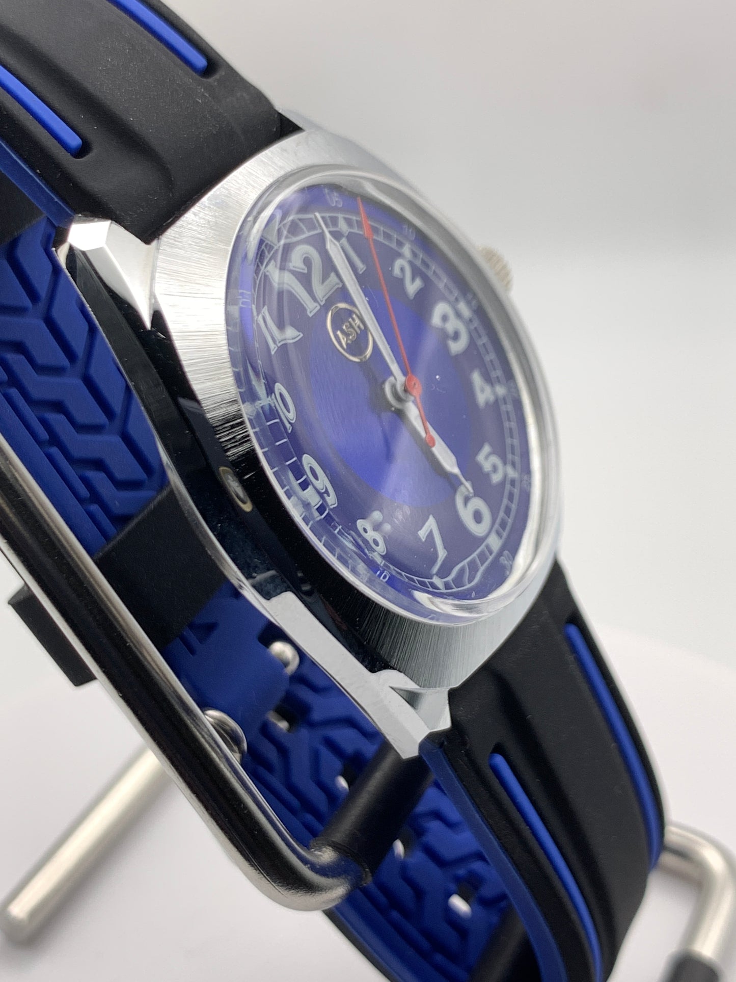Drew 1.2- 35mm NOS brass and stainless steel Gruen case. Domed acrylic crystal. Seiko VH31 Mecha-quartz.