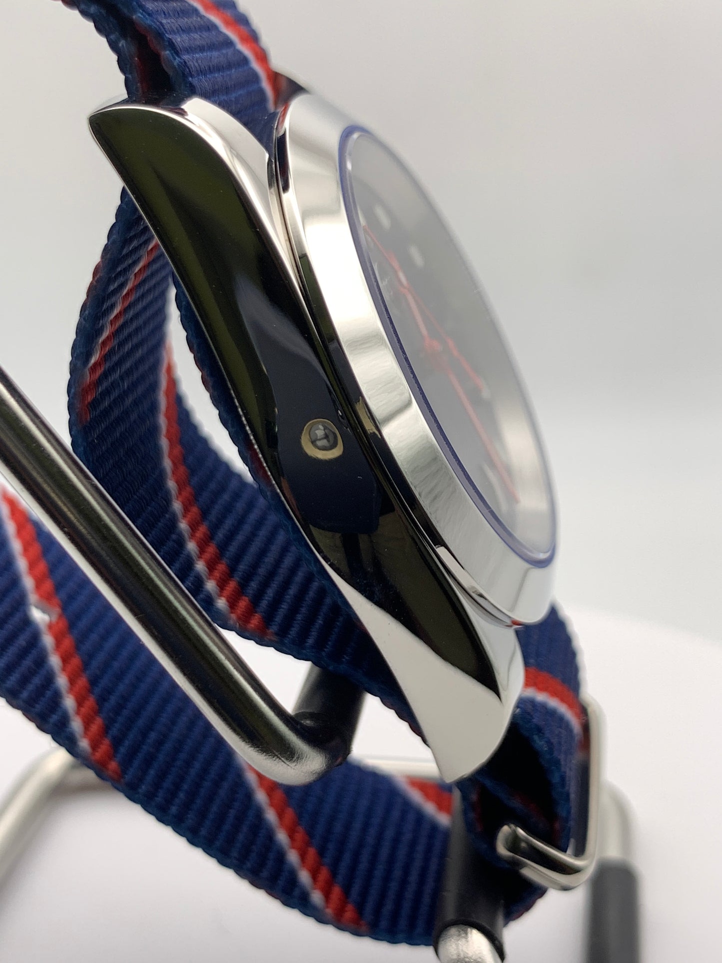 Vanguard - 39mm stainless steel case. Sapphire crystal. Seiko NH38.