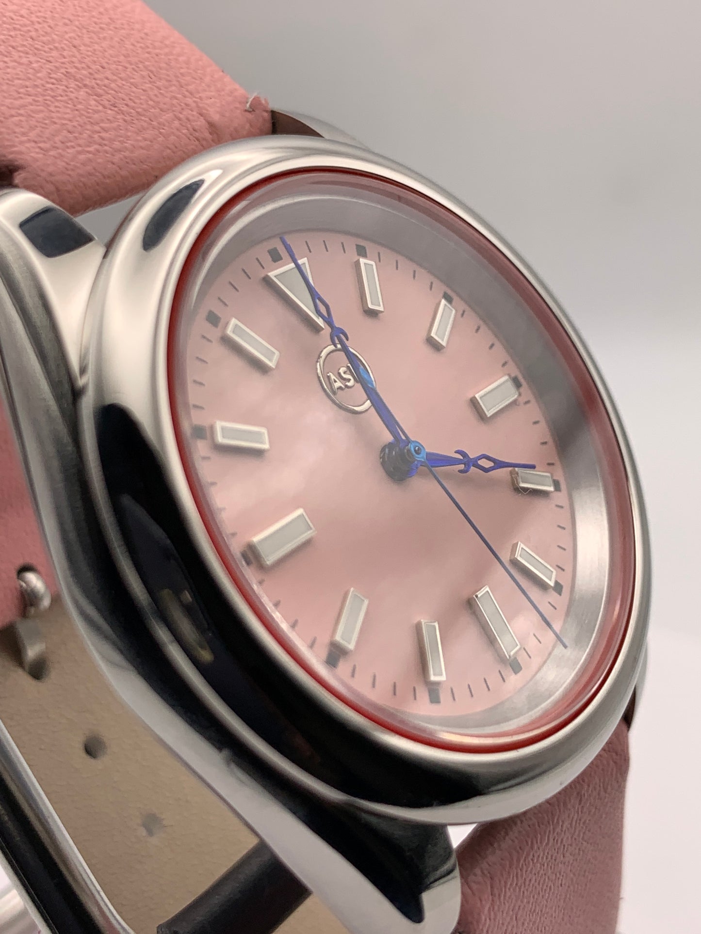Versailles 1.1 - 39mm Stainless steel case with red gasket. Sapphire crystal. Exhibition case back. Seiko NH38 with blue rotor.