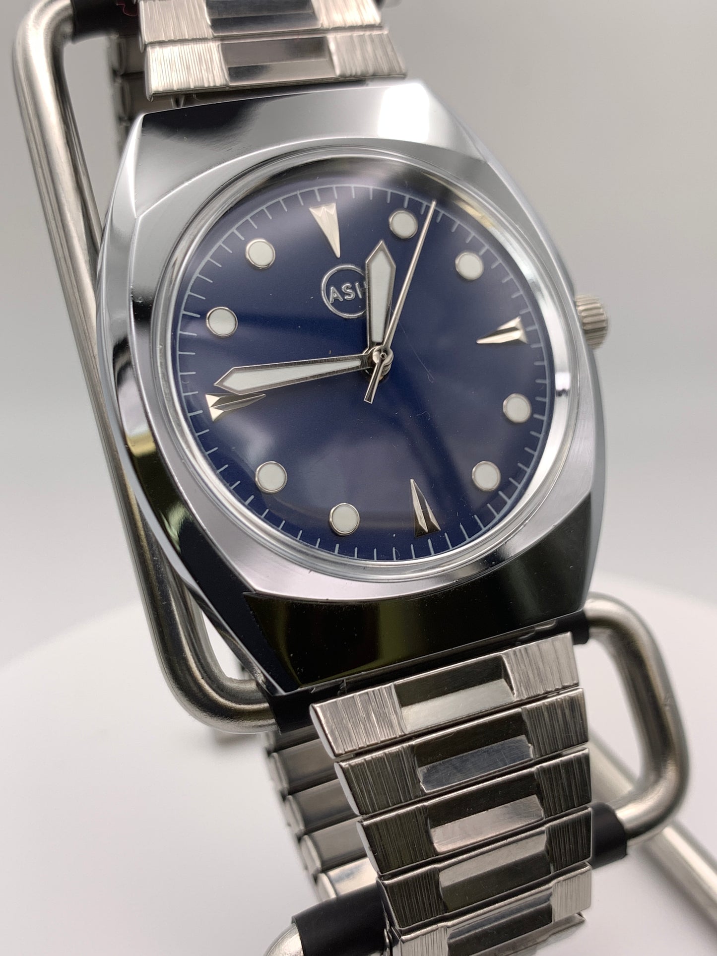 Neo Vintage Collection. Sport watch.NOS Gruen case. Blue dial, vintage expanding bracelet.