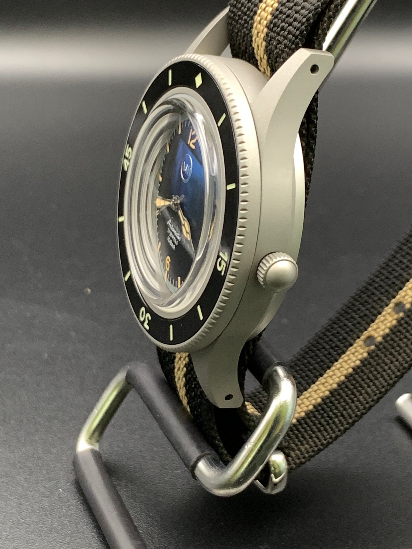 Classic 40mm dive watch.