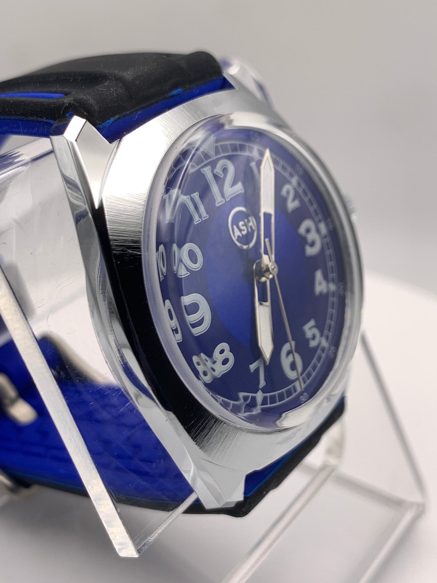 Drew. 35mm NOS brass and stainless steel Gruen case. Box Sapphire crystal. Seiko VH31 Mecha-quartz.
