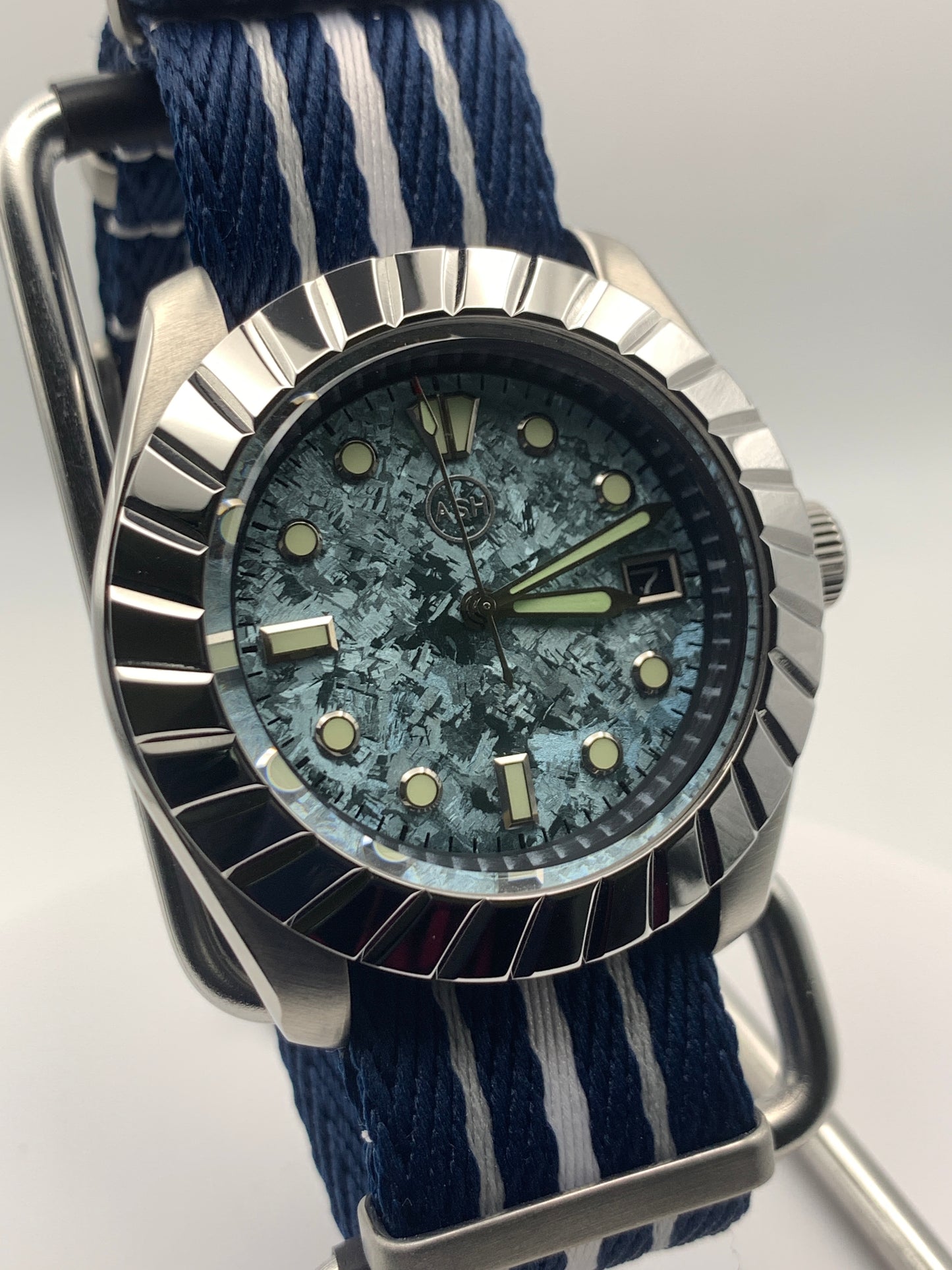 Pinwheel. 41mm Stainless steel case. Crystal titanium dial. Sapphire crystal. Unidirectional bezel. Seiko NH35.