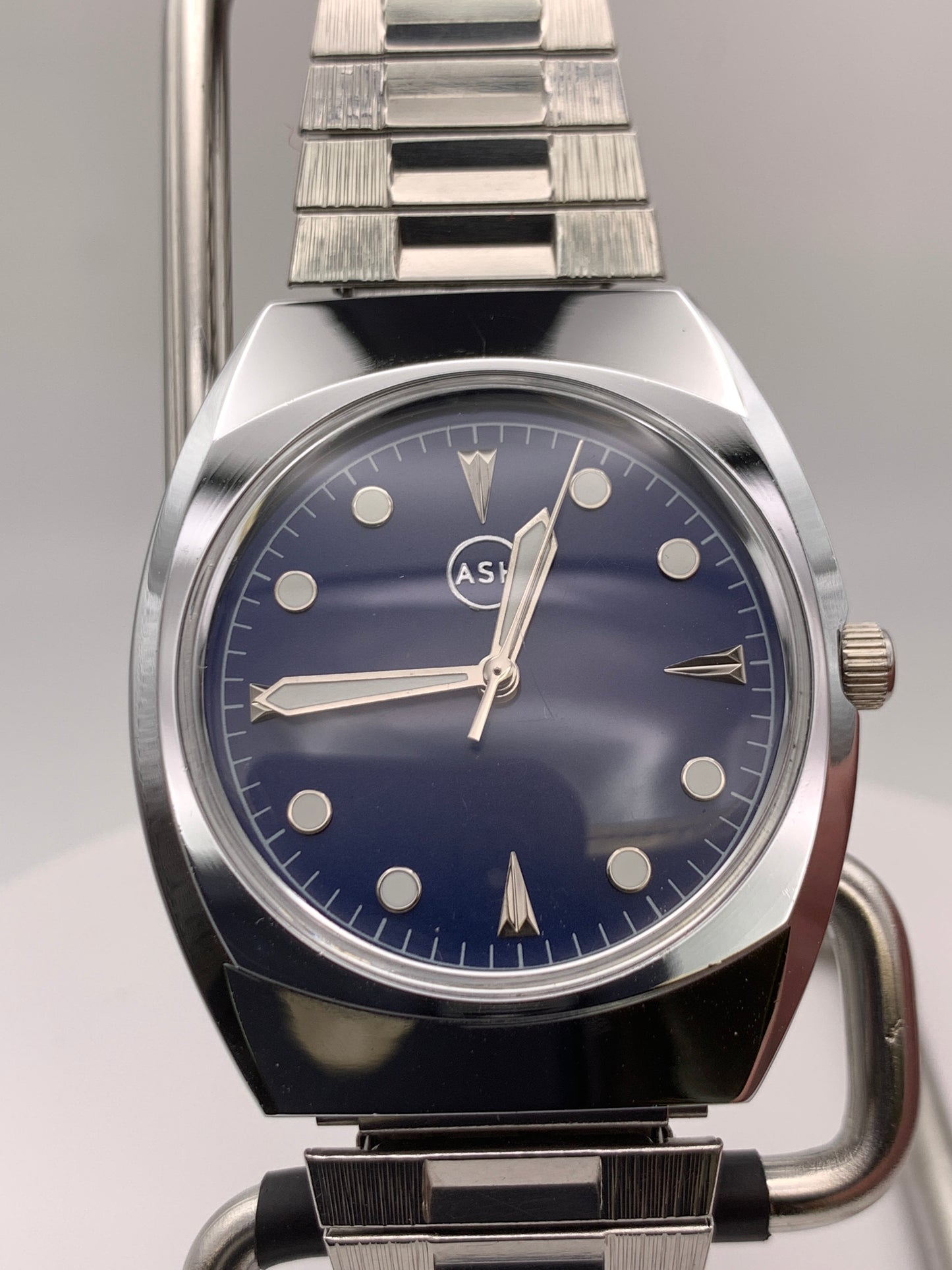 Neo Vintage Collection. Sport watch.NOS Gruen case. Blue dial, vintage expanding bracelet.