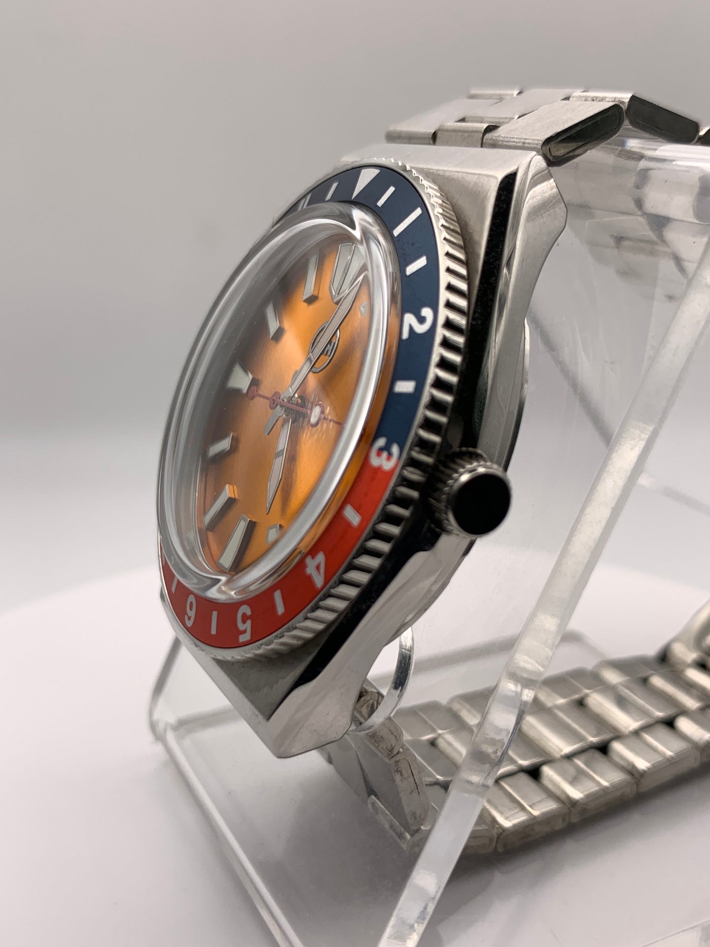 Poguelite. 37mm Stainless steel case. Acrylic domed crystal. Seiko NH35 with black date wheel. NOS vintage bracelet.