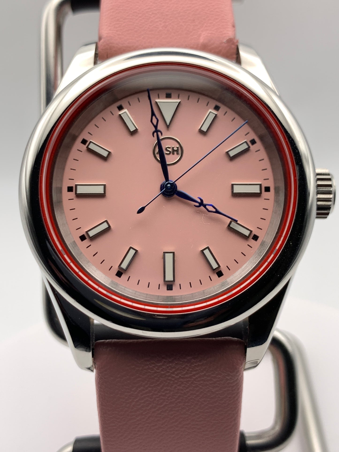 Versailles 1.1 - 39mm Stainless steel case with red gasket. Sapphire crystal. Exhibition case back. Seiko NH38 with blue rotor.