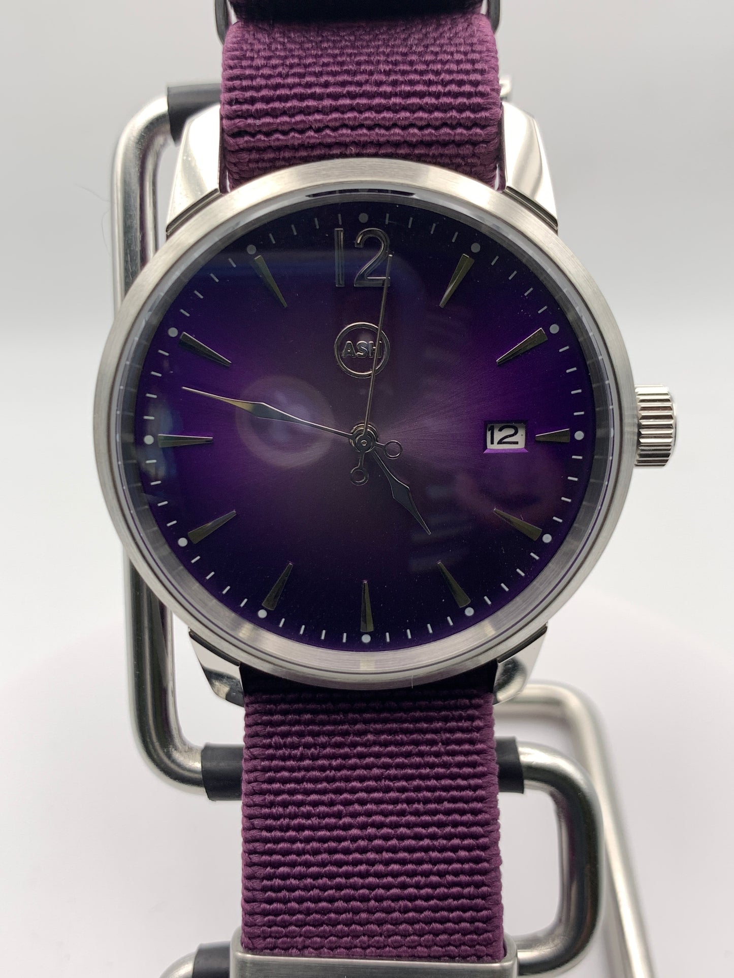Ultraviolet. 40mm stainless steel case. Sapphire crystal. Seiko NH35.