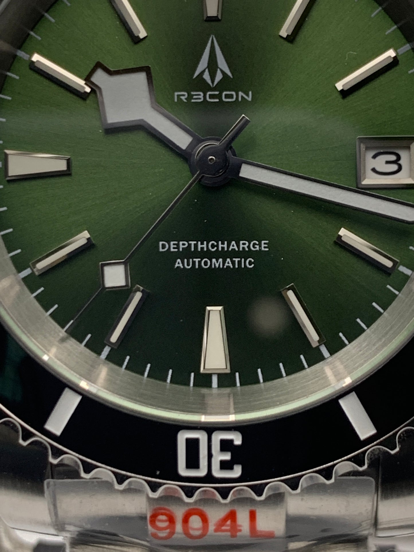 R3CON Collection. Custom green dial watch. 40.5mm stainless steel case. Sapphire crystal. Seiko NH35.