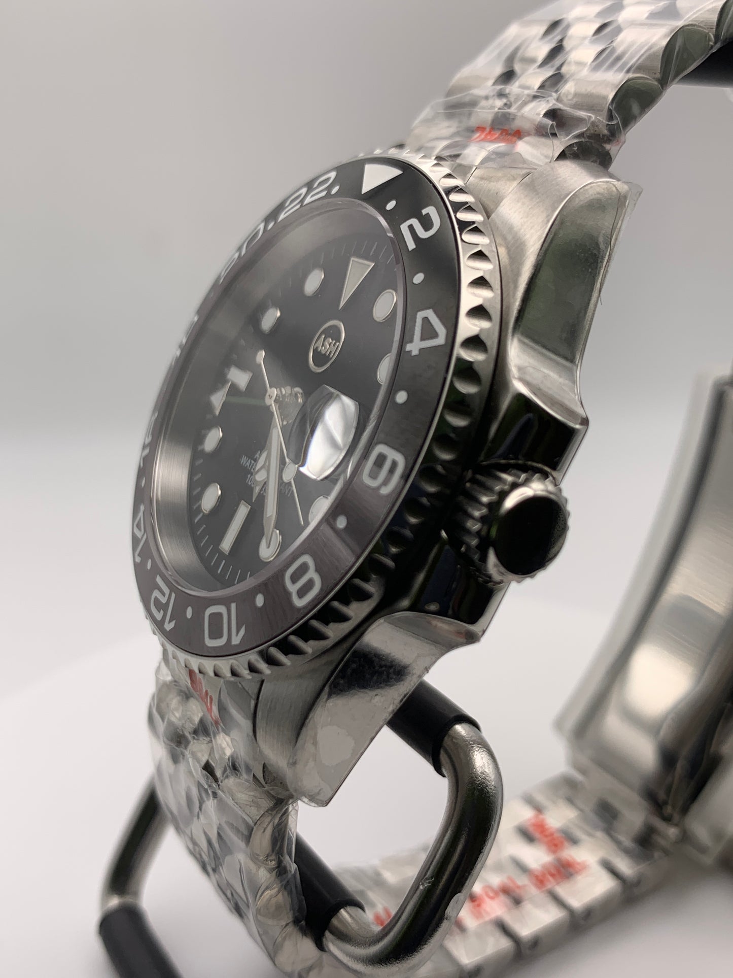 Bruce Wayne. 39mm Stainless steel GMT. Sapphire crystal. Seiko NH34.