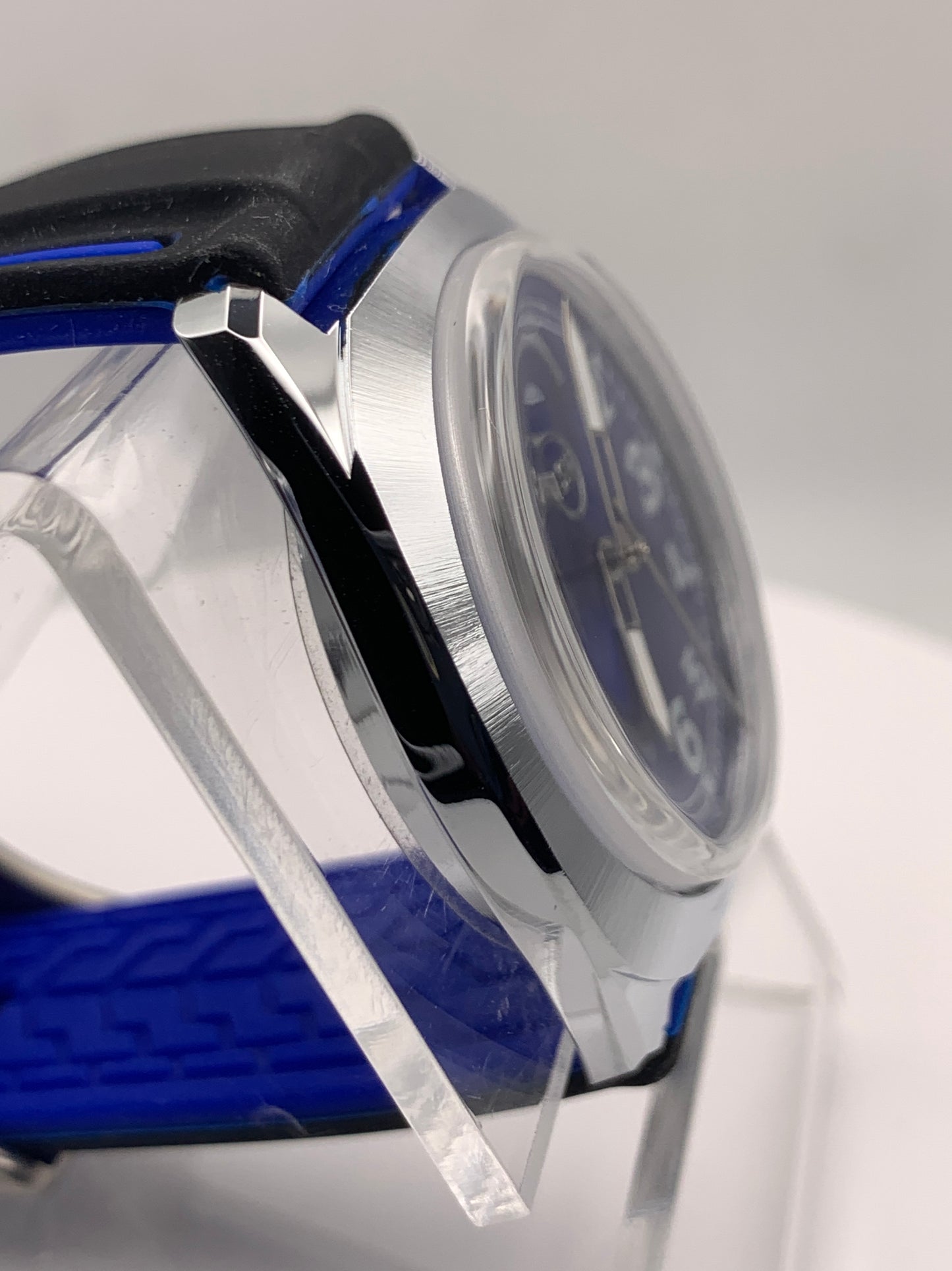 Drew. 35mm NOS brass and stainless steel Gruen case. Box Sapphire crystal. Seiko VH31 Mecha-quartz.