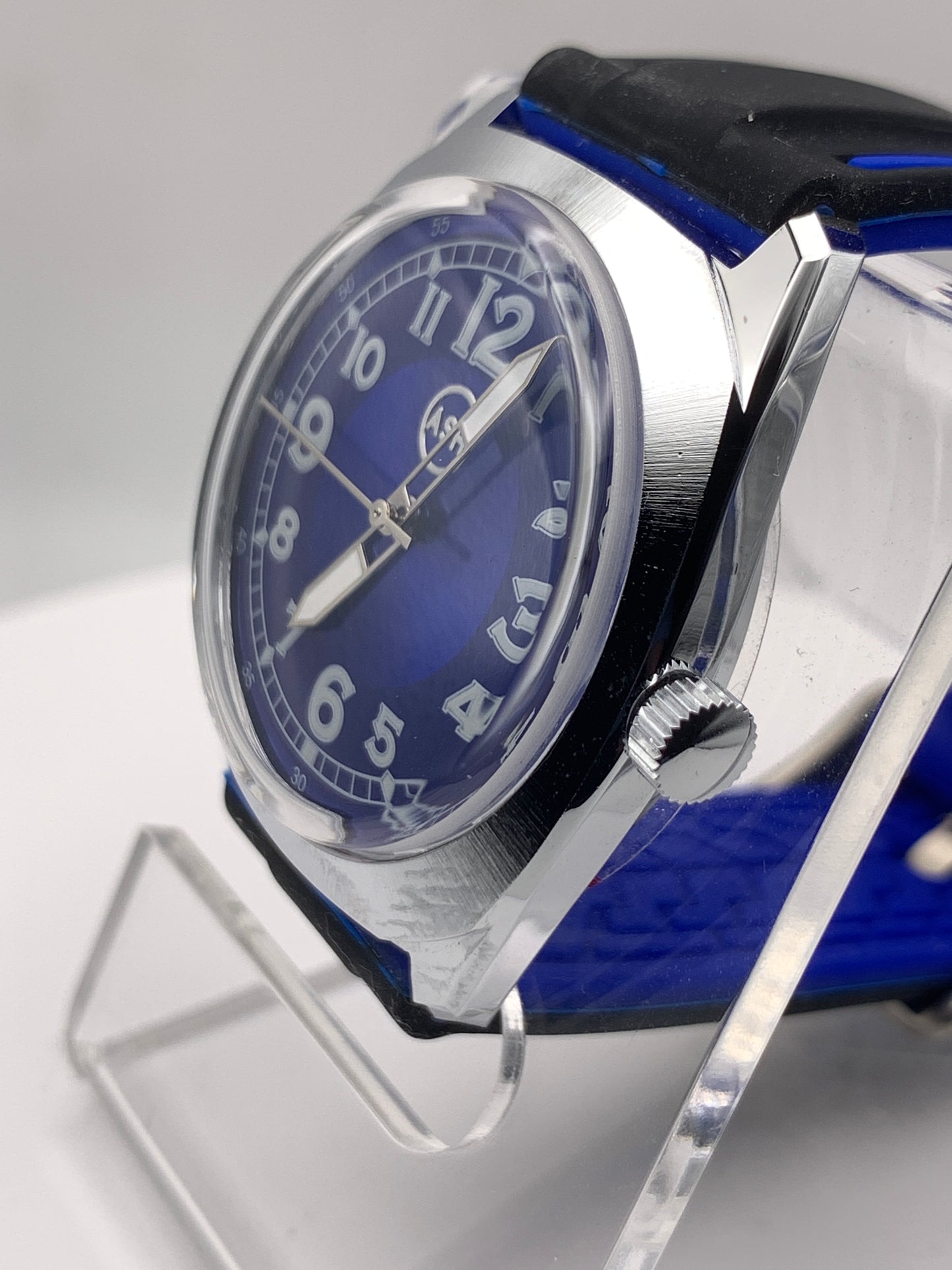 Drew. 35mm NOS brass and stainless steel Gruen case. Box Sapphire crystal. Seiko VH31 Mecha-quartz.