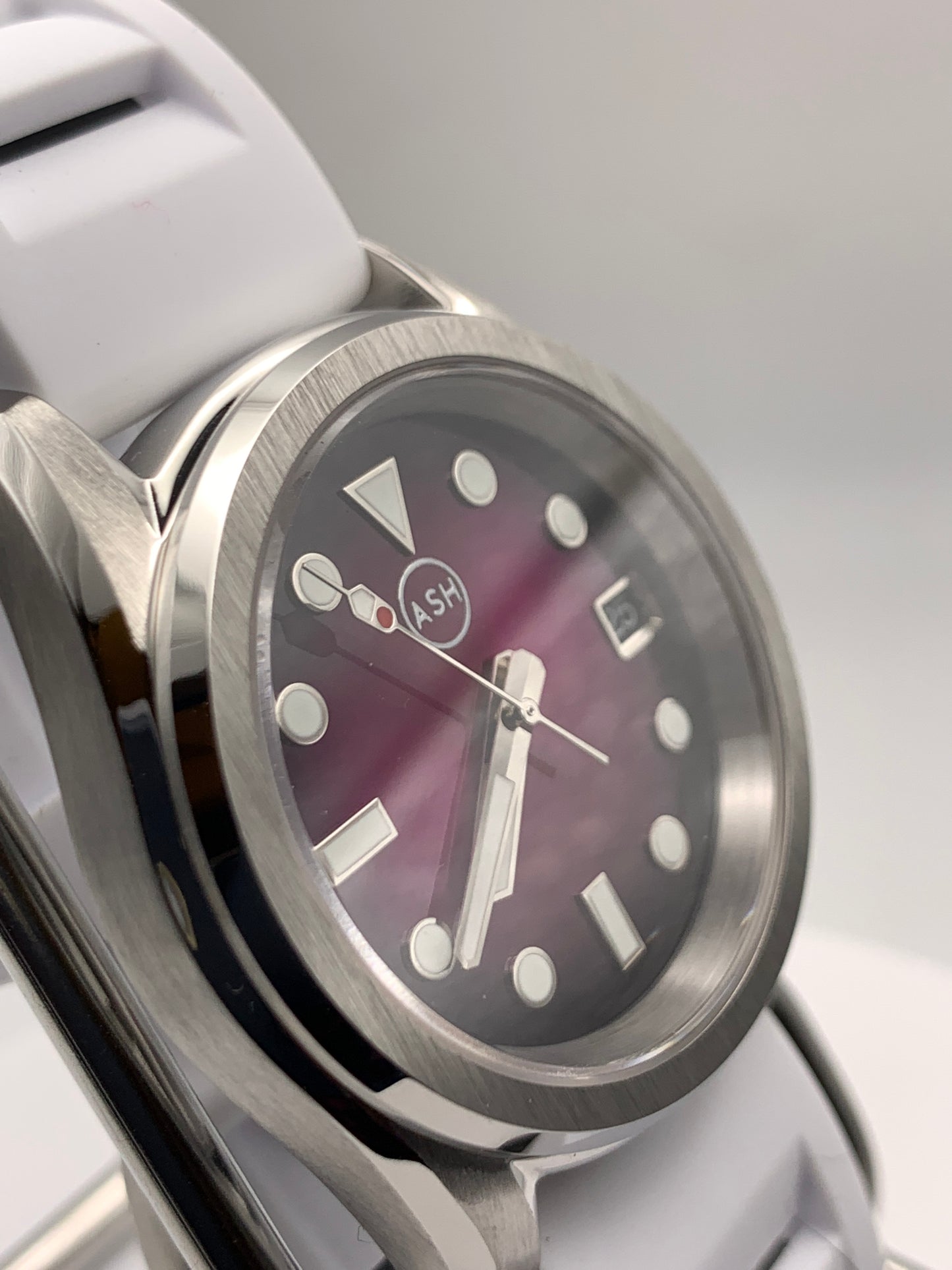 Lydia. Purpleburst dial. 38mm Stainless steel case. Sapphire crystal. Exhibition case back. NH35 automatic movement.