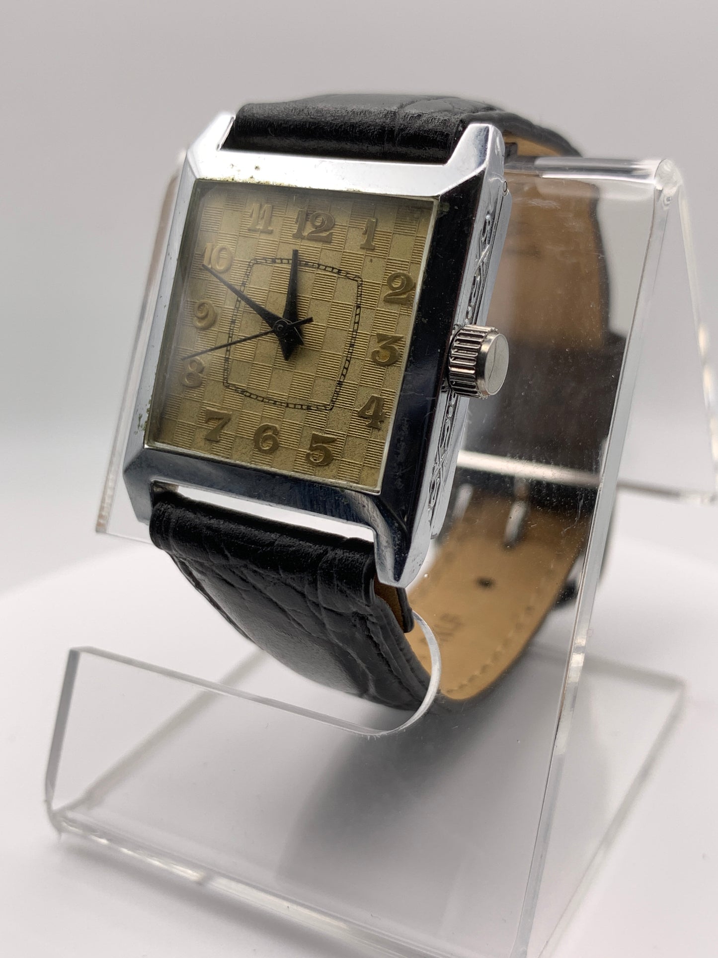 Feather.  Heavy patina vintage hinged brass case. 25 x 33mm. Beautiful figured vintage dial. Acrylic crystal. Miyota 2036 quartz movement.