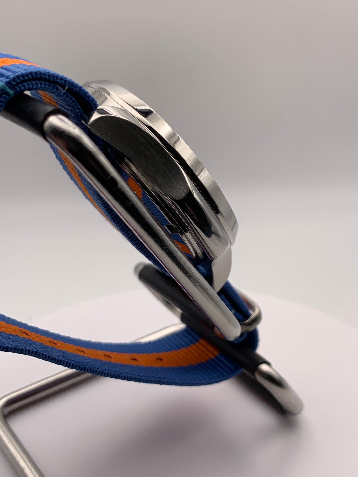 Floating World. B-stock. 40mm Stainless steel case. Sapphire crystal. Seiko NH38. Small flaws on the edge of the dial.