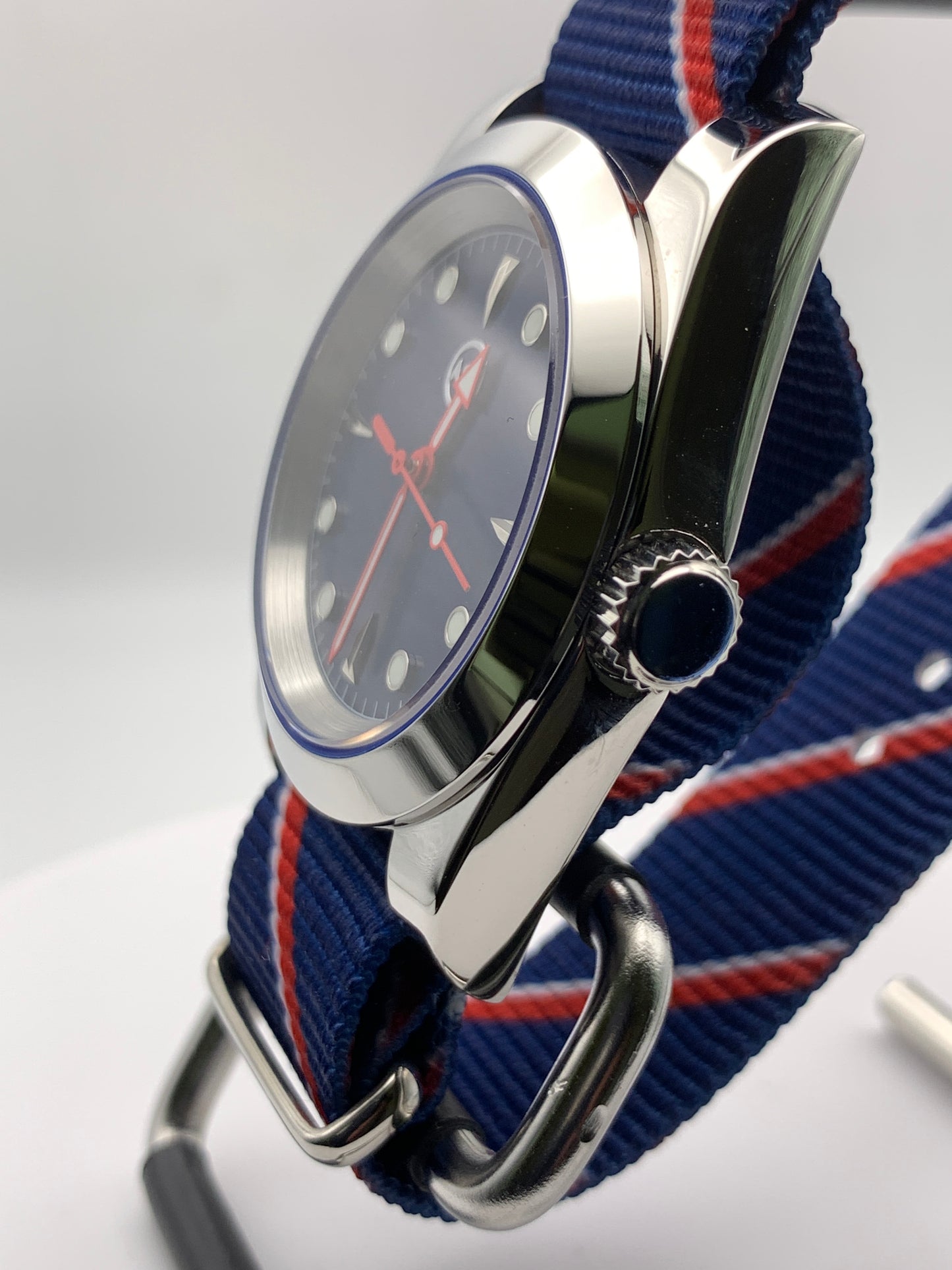 Vanguard - 39mm stainless steel case. Sapphire crystal. Seiko NH38.