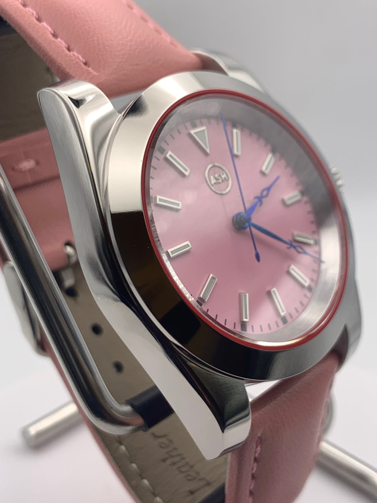 Versailles 1.2 - 39mm Stainless steel case with red gasket. Sapphire crystal. Exhibition case back. Seiko NH38 with blue rotor.