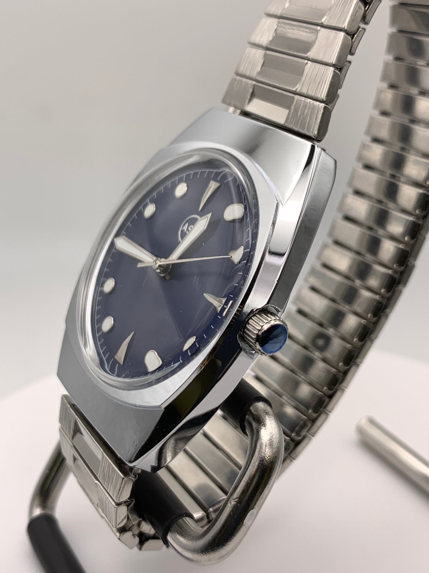 Neo Vintage Collection. Sport watch.NOS Gruen case. Blue dial, vintage expanding bracelet.