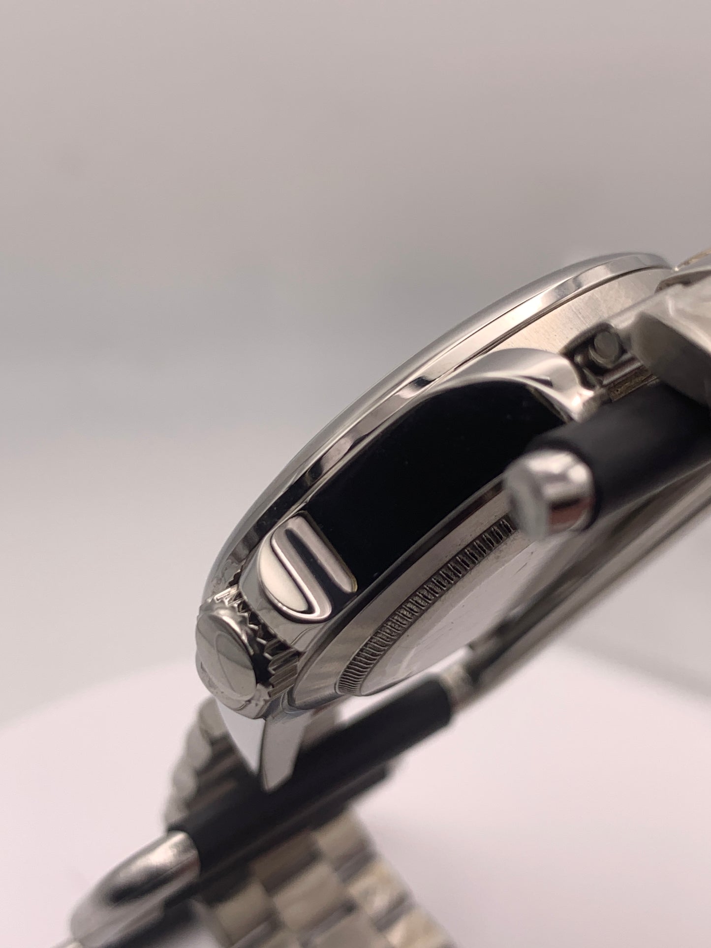 Quint. 39mm Stainless steel case. Textured dial. Sapphire crystal. NH35 automatic movement.