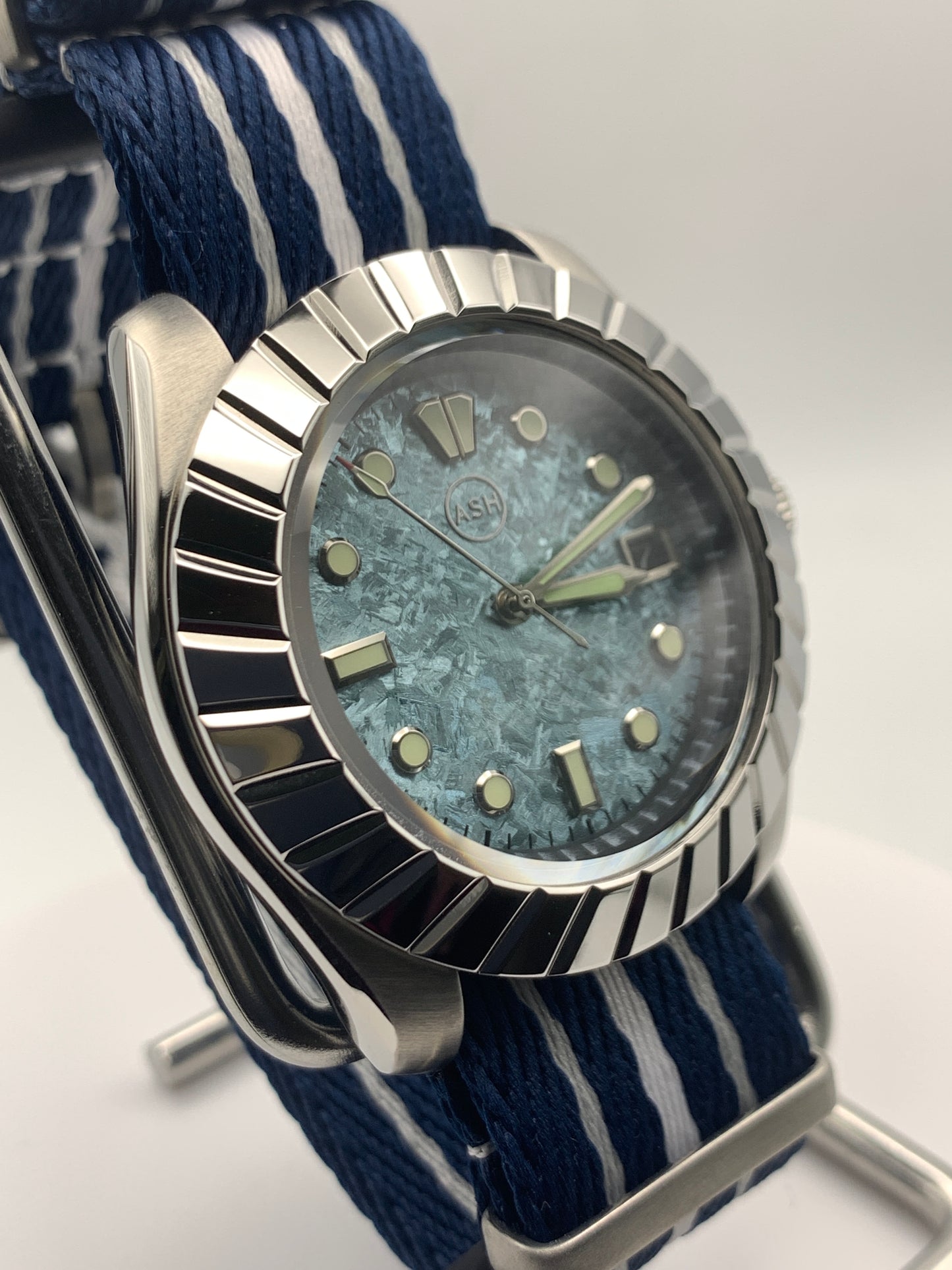 Pinwheel. 41mm Stainless steel case. Crystal titanium dial. Sapphire crystal. Unidirectional bezel. Seiko NH35.