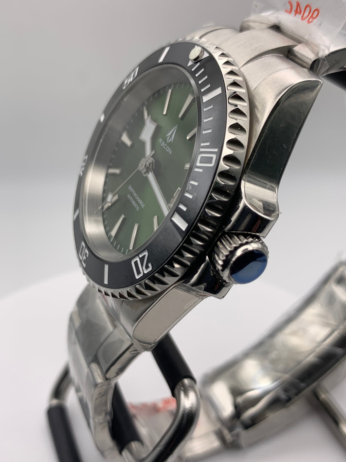 R3CON Collection. Custom green dial watch. 40.5mm stainless steel case. Sapphire crystal. Seiko NH35.