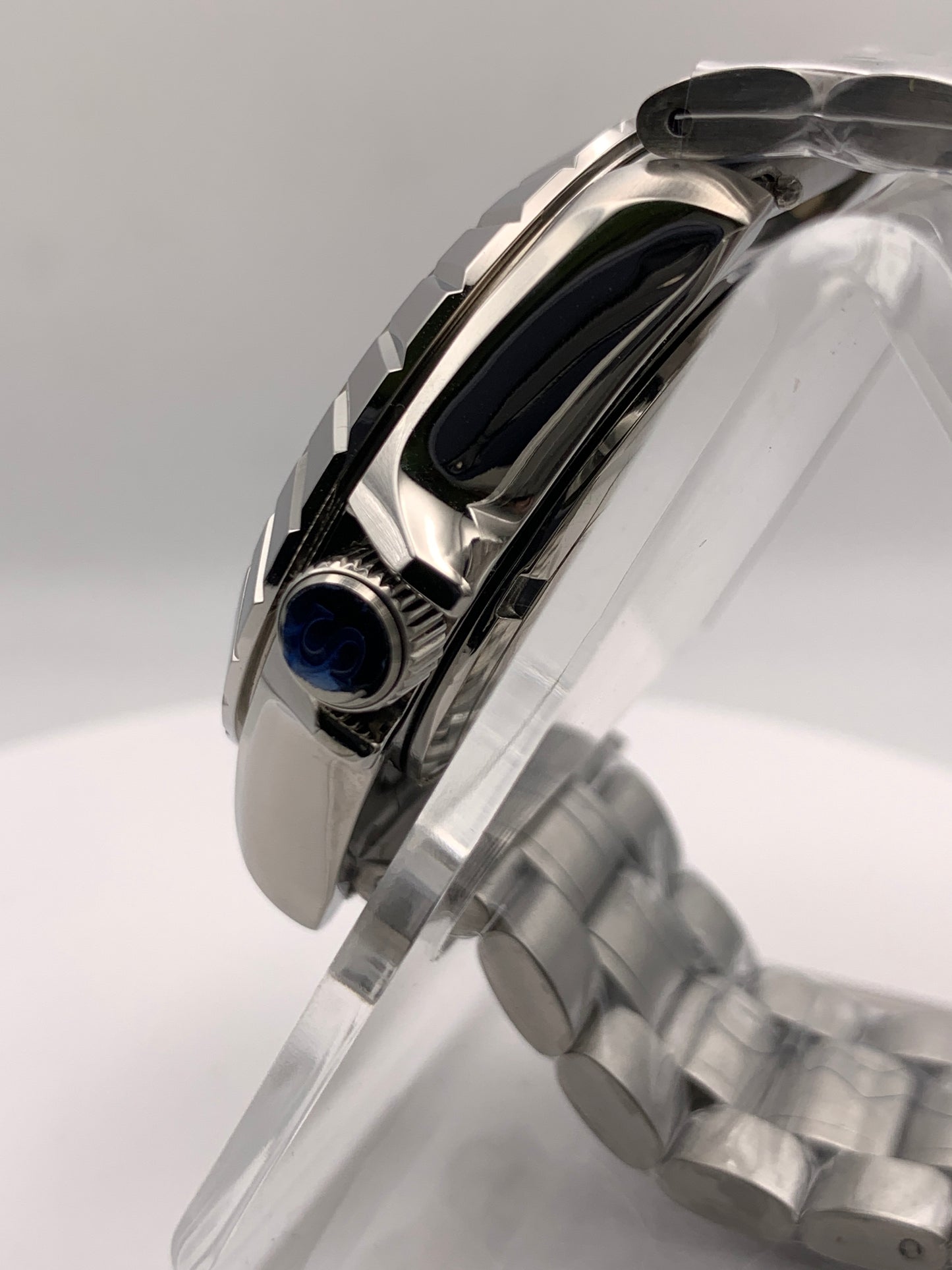Indra’s Net. 41mm Stainless steel case.  Sapphire crystal. Seiko NH38.