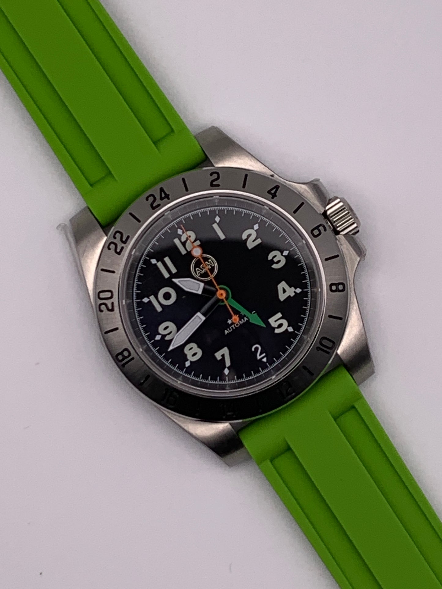 Gavin. 39mm Stainless steel GMT case. Sapphire crystal. 6 o’clock black date. Green and orange appointments. Seiko NH34.