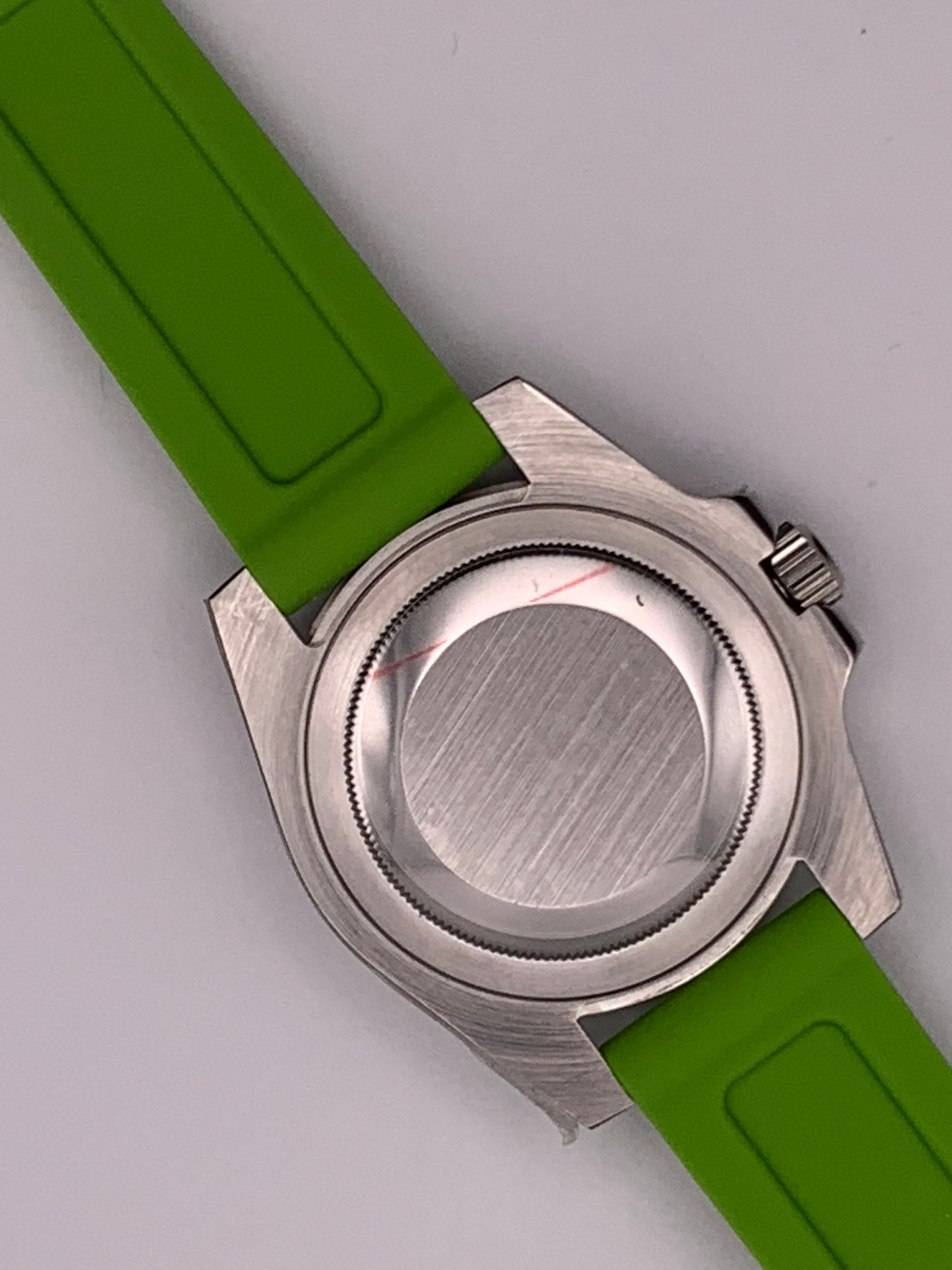 Gavin. 39mm Stainless steel GMT case. Sapphire crystal. 6 o’clock black date. Green and orange appointments. Seiko NH34.