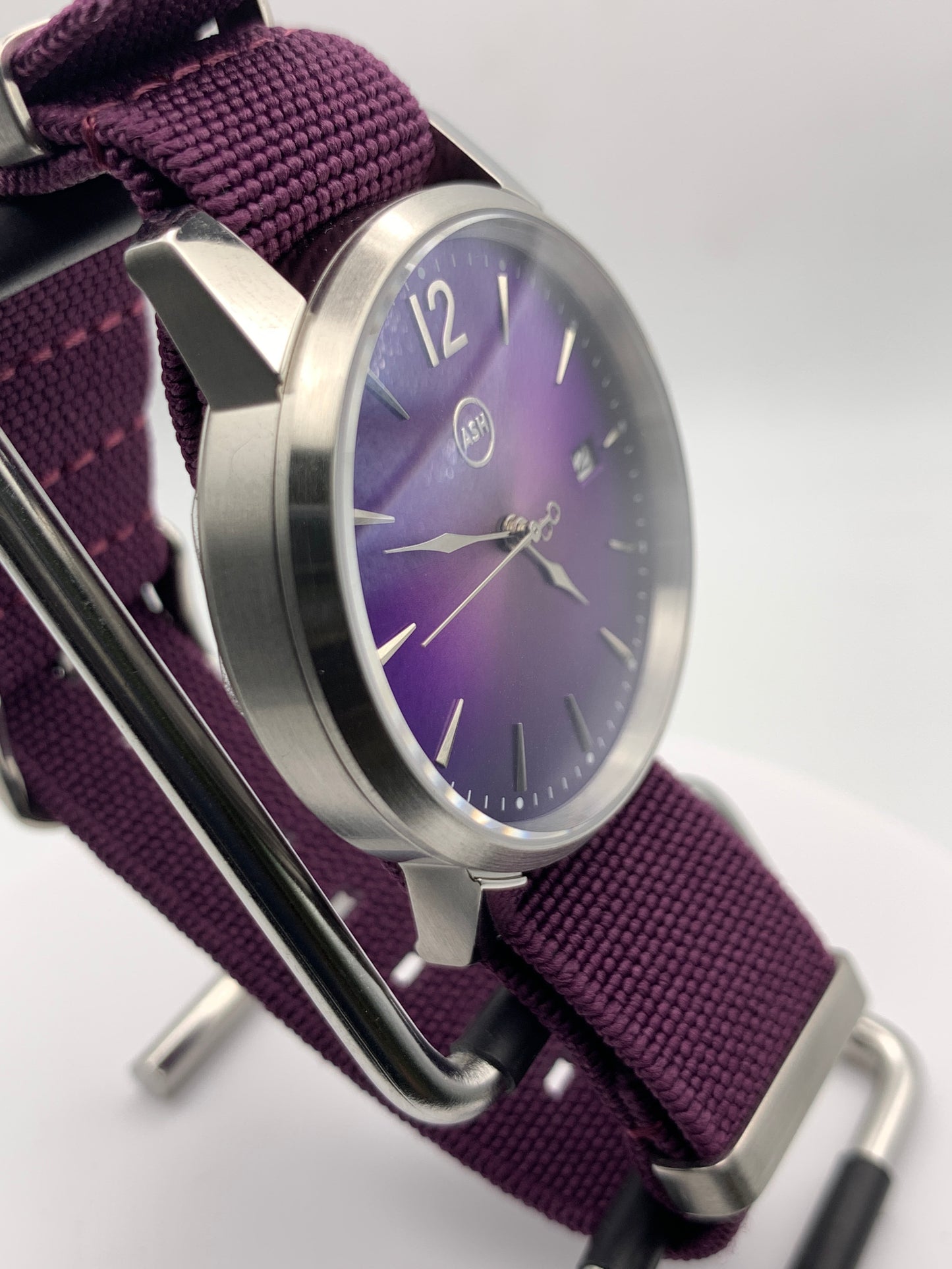 Ultraviolet. 40mm stainless steel case. Sapphire crystal. Seiko NH35.