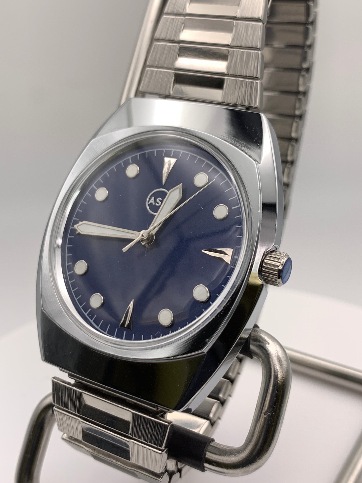 Neo Vintage Collection. Sport watch.NOS Gruen case. Blue dial, vintage expanding bracelet.