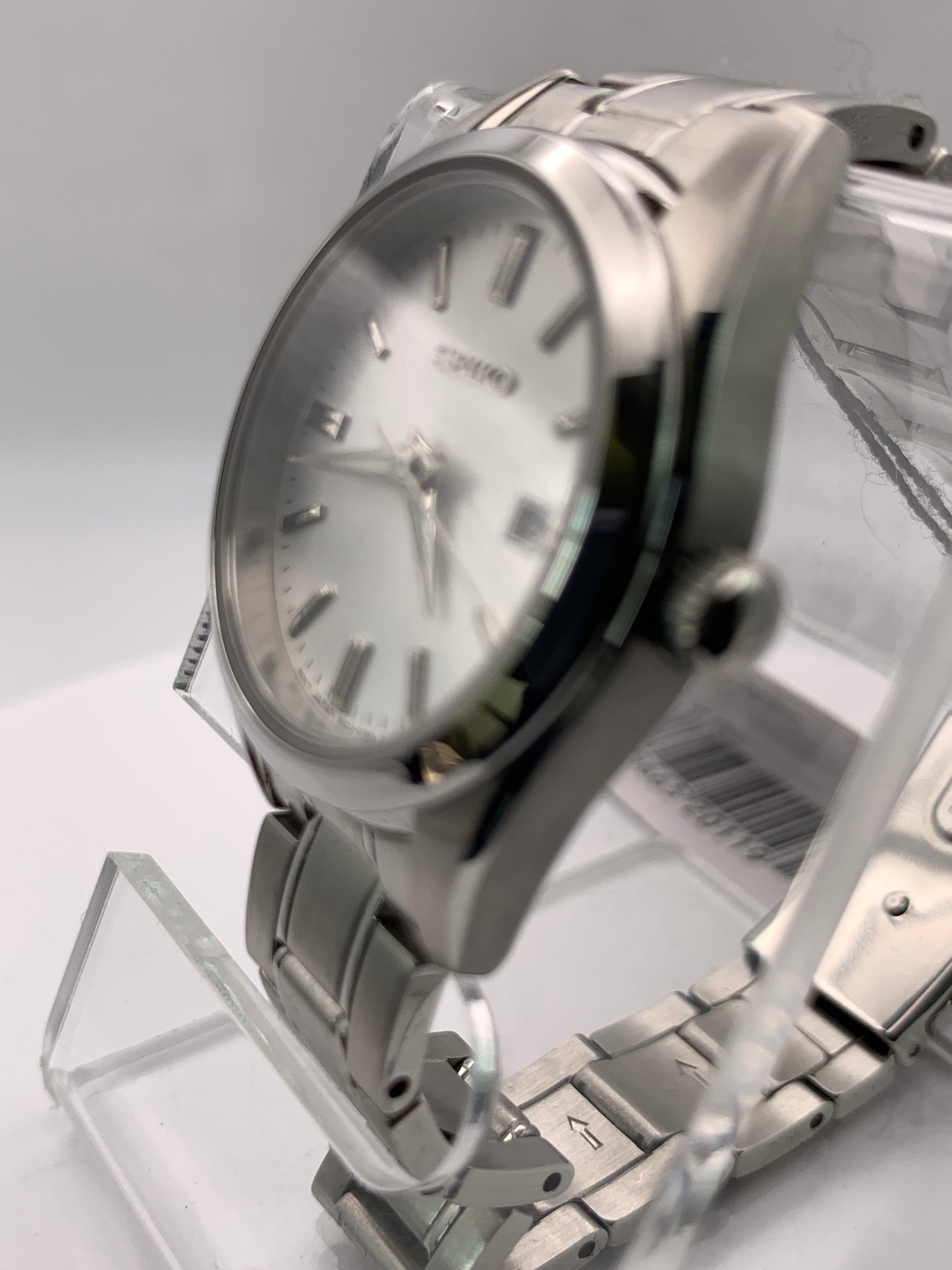 Seiko SUR633- 30mm Stainless steel case. Silver sunray dial. Sapphire crystal. 6n22 quartz movement. 100m water resistance. Box and papers.