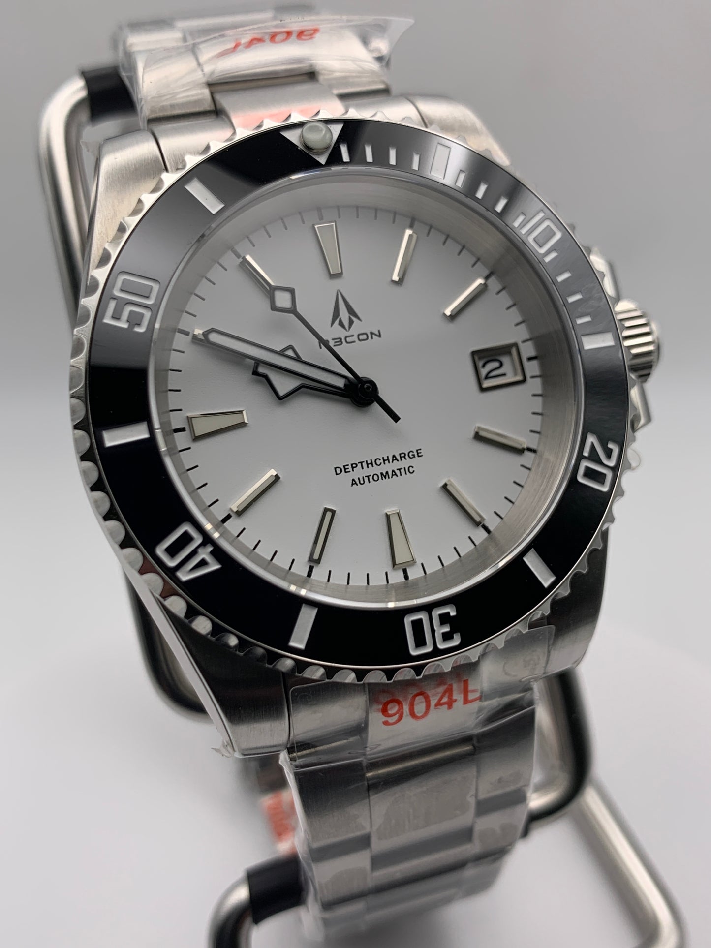 R3CON Collection. Custom white dial watch. 40.5mm stainless steel case. Sapphire crystal. Seiko NH35.
