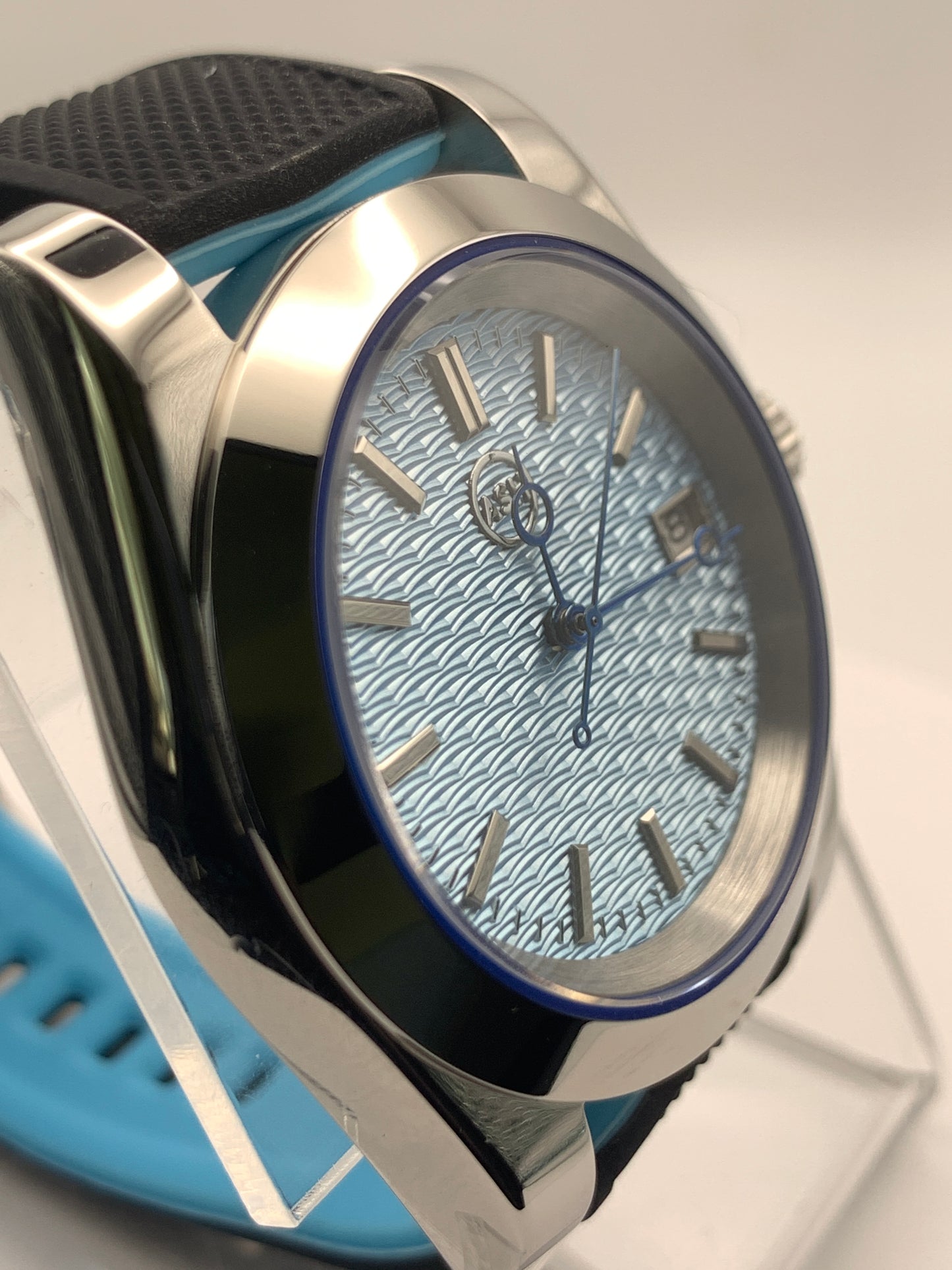 Frostbyte. 39mm stainless steel. Textured dial with blued handset. Sapphire crystal. Seiko NH35.