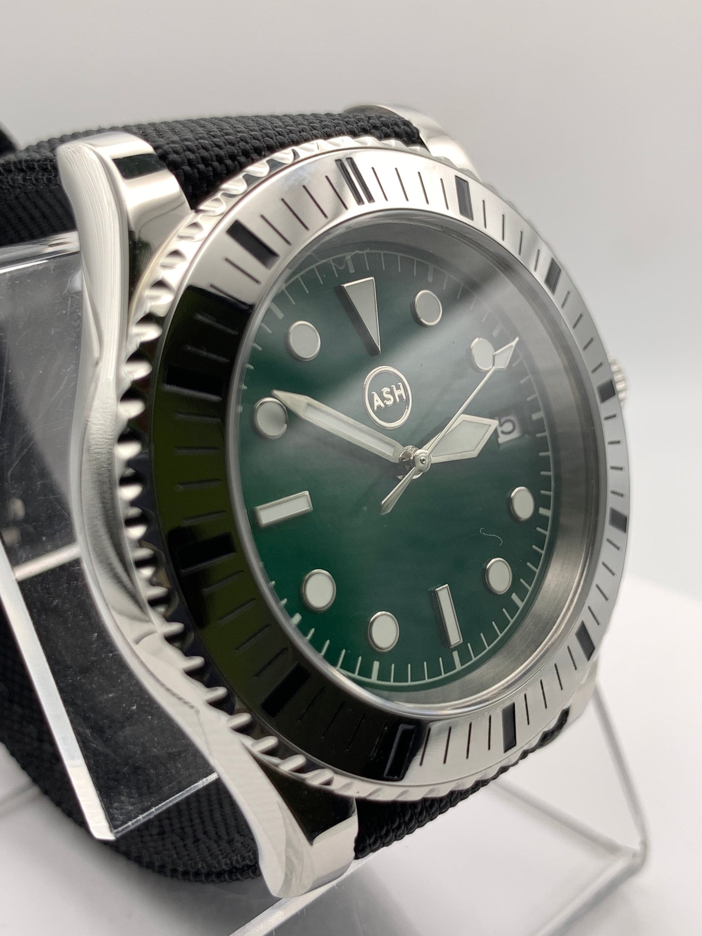 Mirkwood. 42mm Stainless steel case. Fixed bezel. Sapphire crystal. Seiko NH35.
