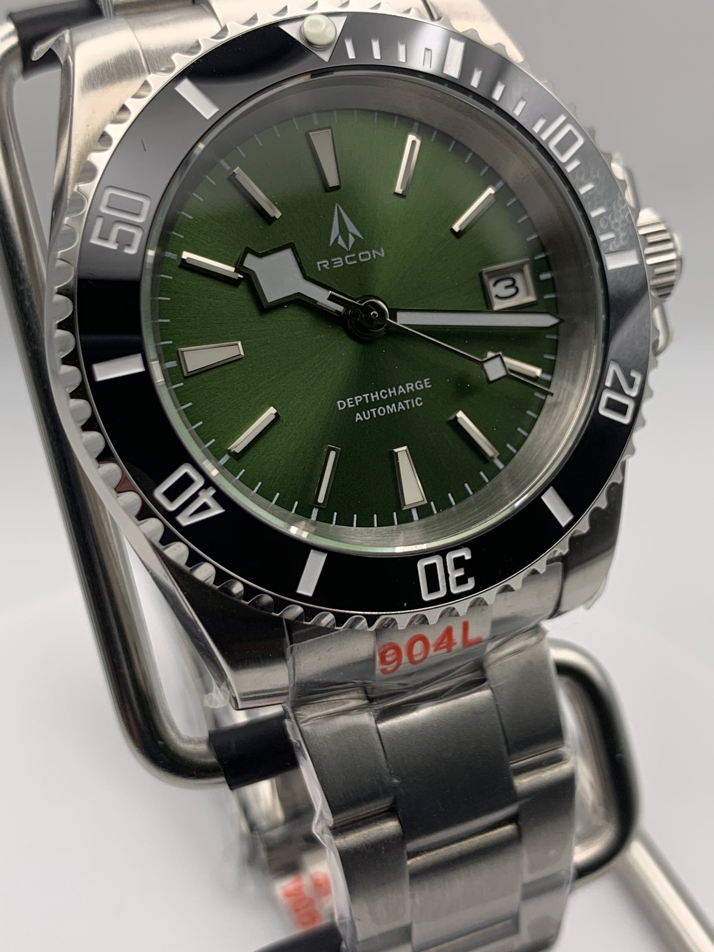 R3CON Collection. Custom green dial watch. 40.5mm stainless steel case. Sapphire crystal. Seiko NH35.