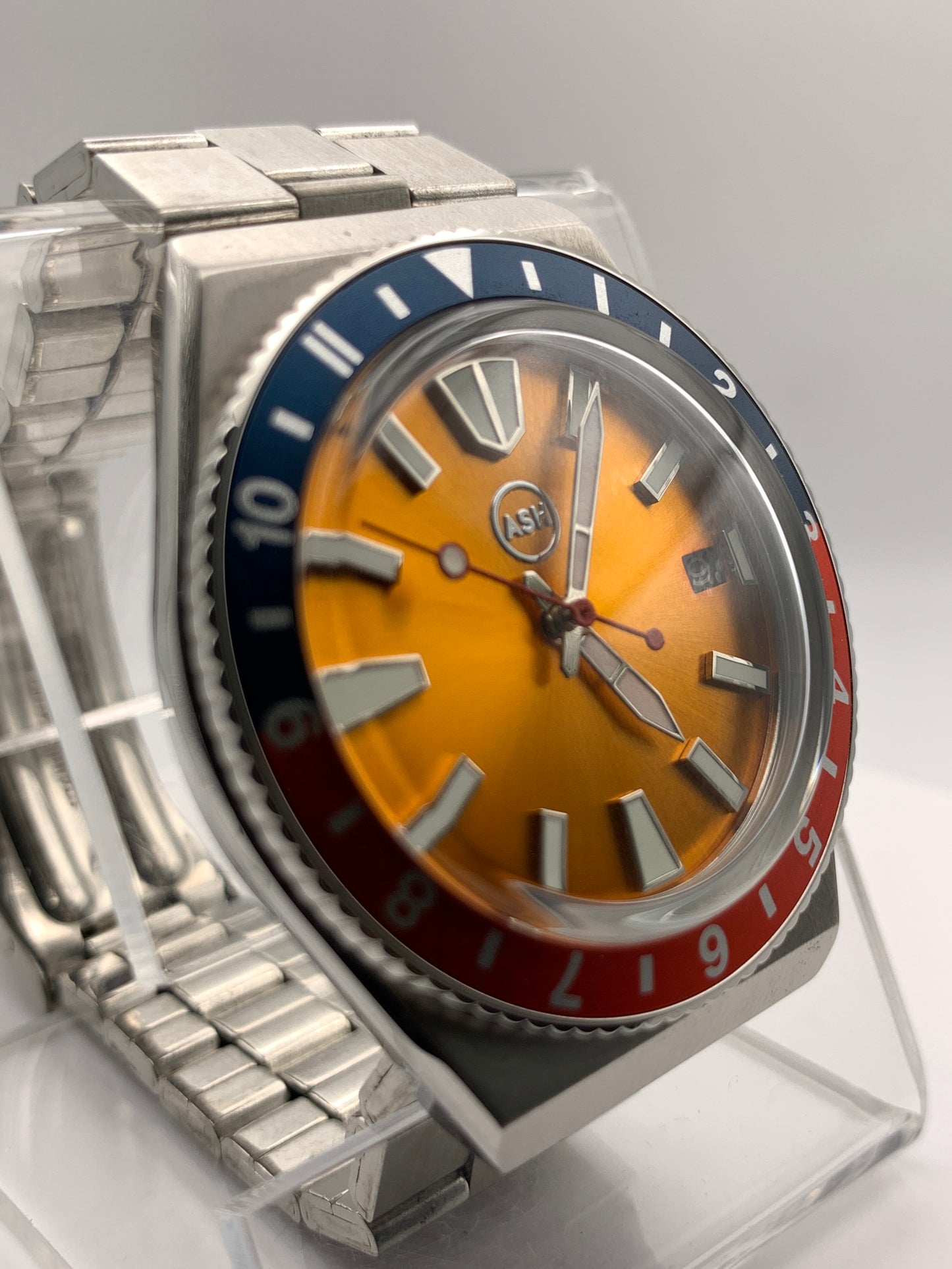 Poguelite. 37mm Stainless steel case. Acrylic domed crystal. Seiko NH35 with black date wheel. NOS vintage bracelet.