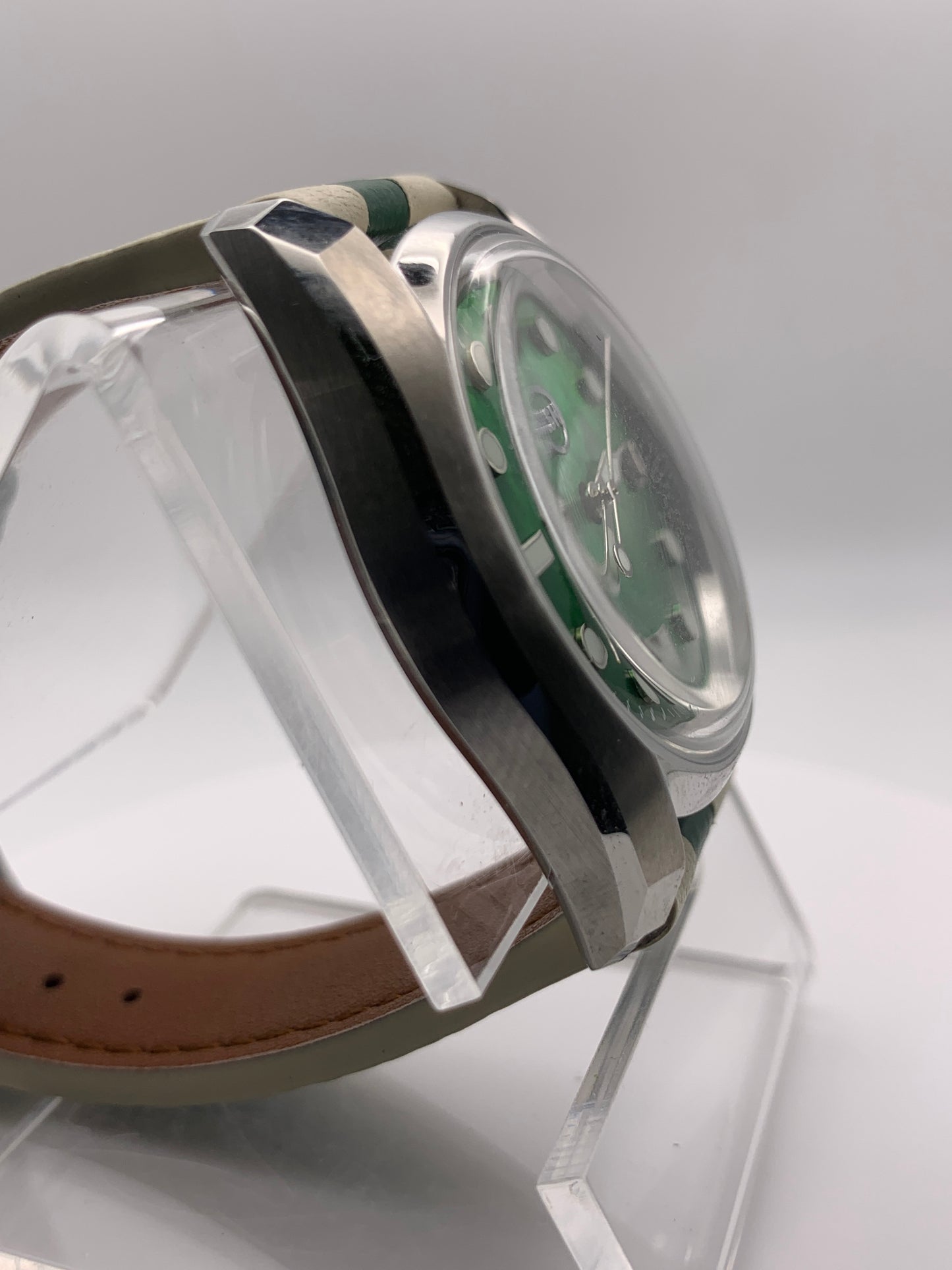 Andy II. 38mm Stainless steel. Double dome sapphire. Green MOP dial. Seiko NH35.