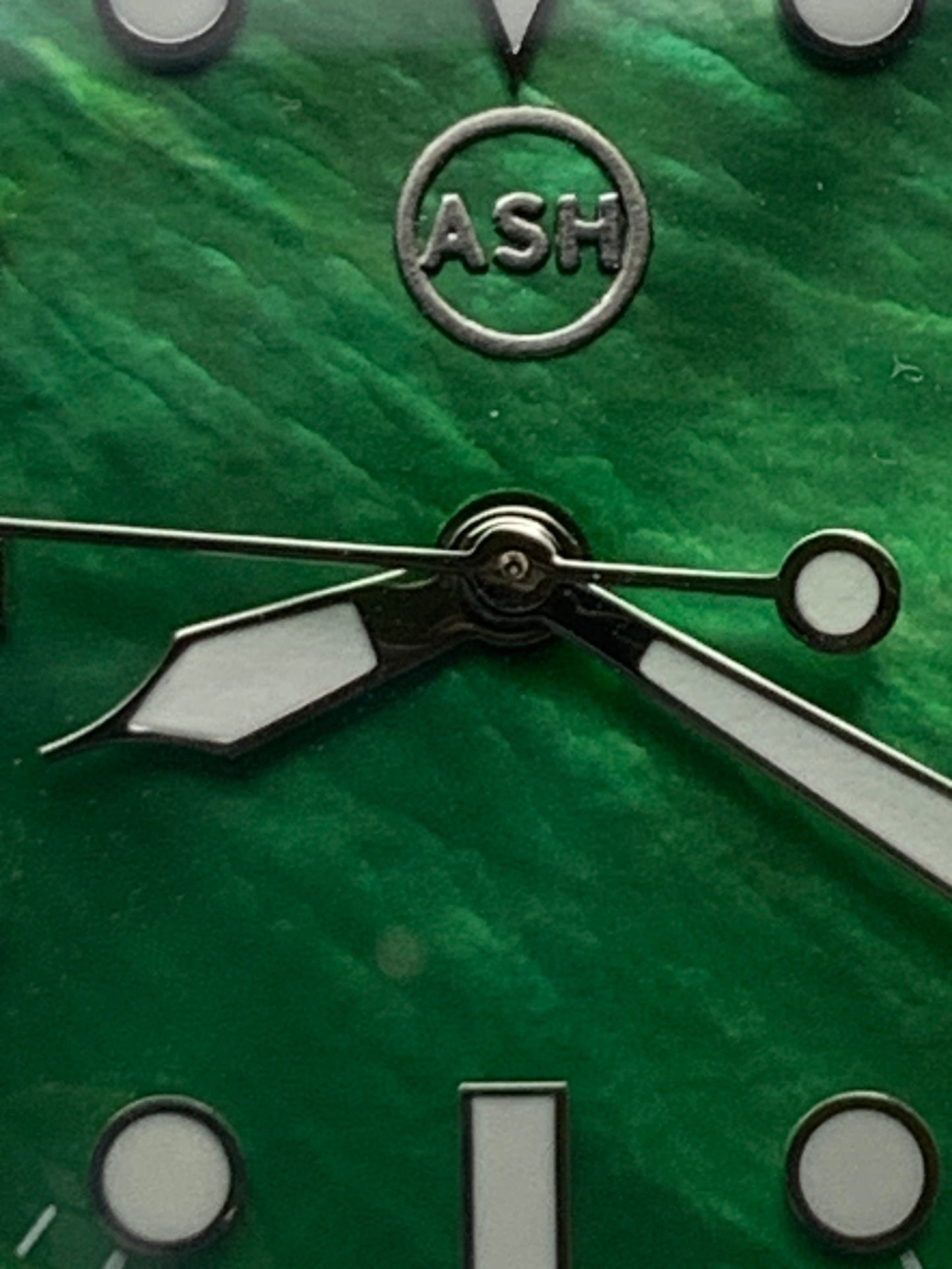 Andy. 38mm Stainless steel. Double dome sapphire. Green MOP dial. Seiko NH35.