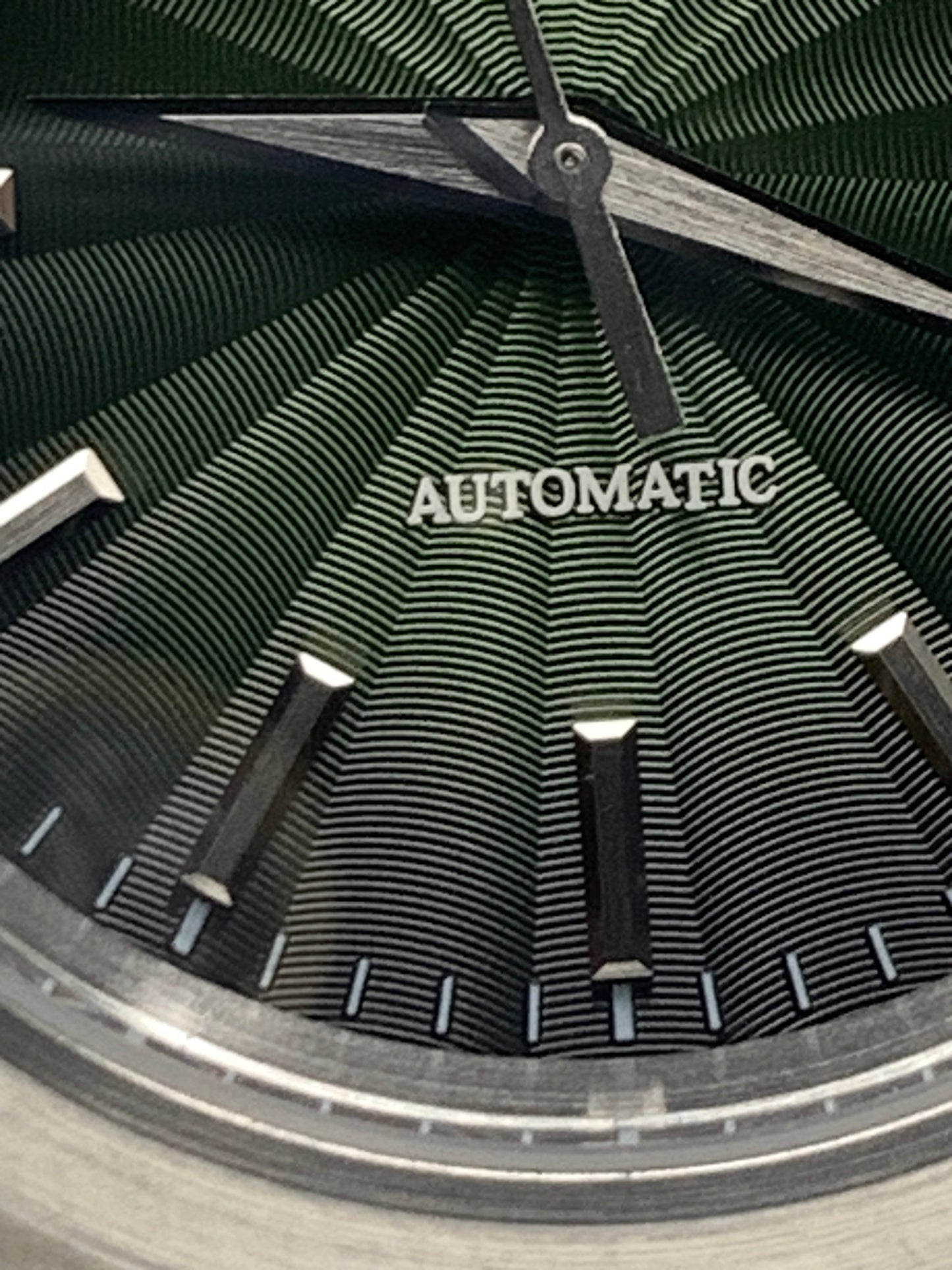 Fangorn. 39mm Stainless steel. Textured and faceted dial. Sapphire crystal. Seiko NH38.