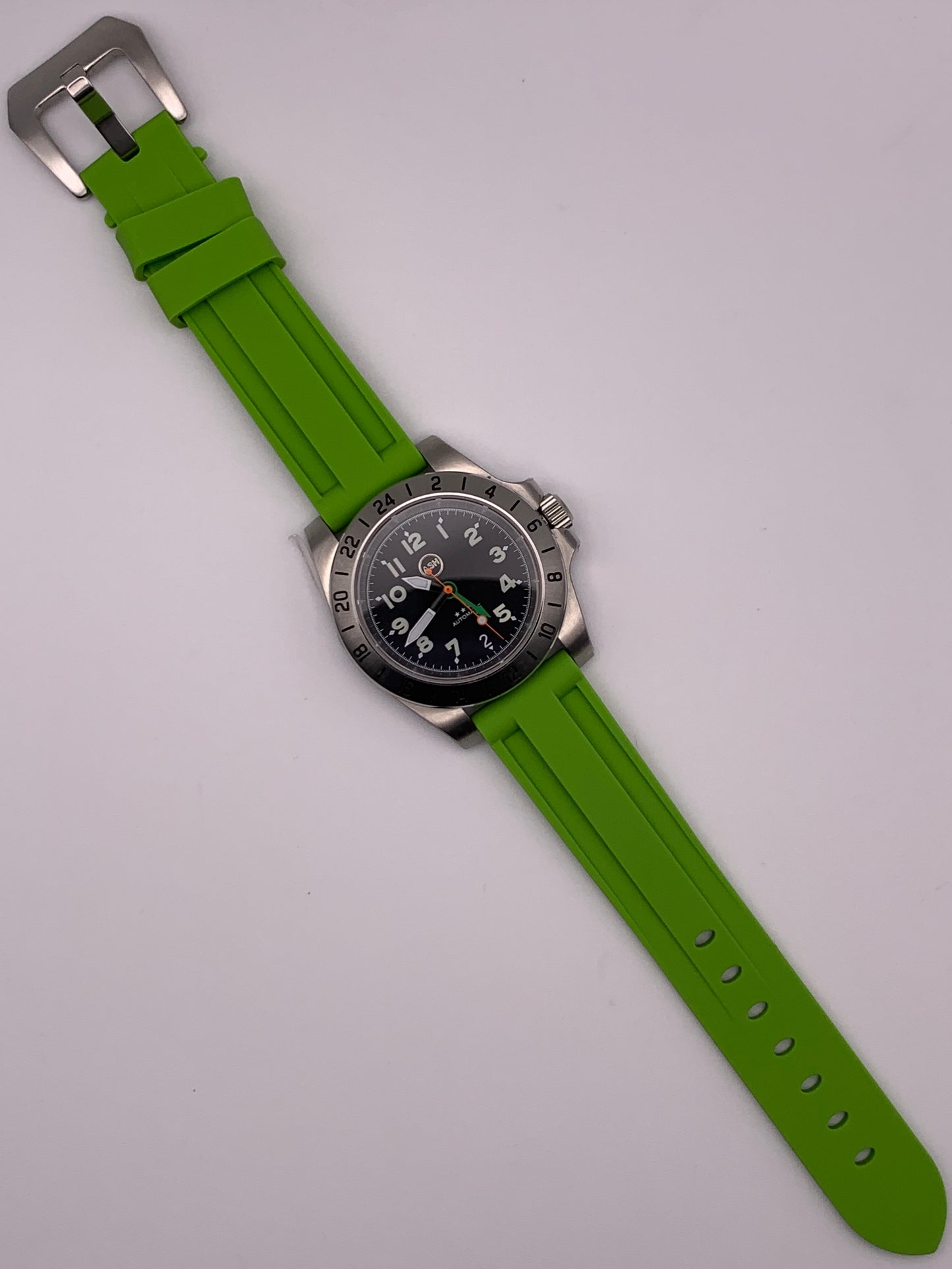 Gavin. 39mm Stainless steel GMT case. Sapphire crystal. 6 o’clock black date. Green and orange appointments. Seiko NH34.