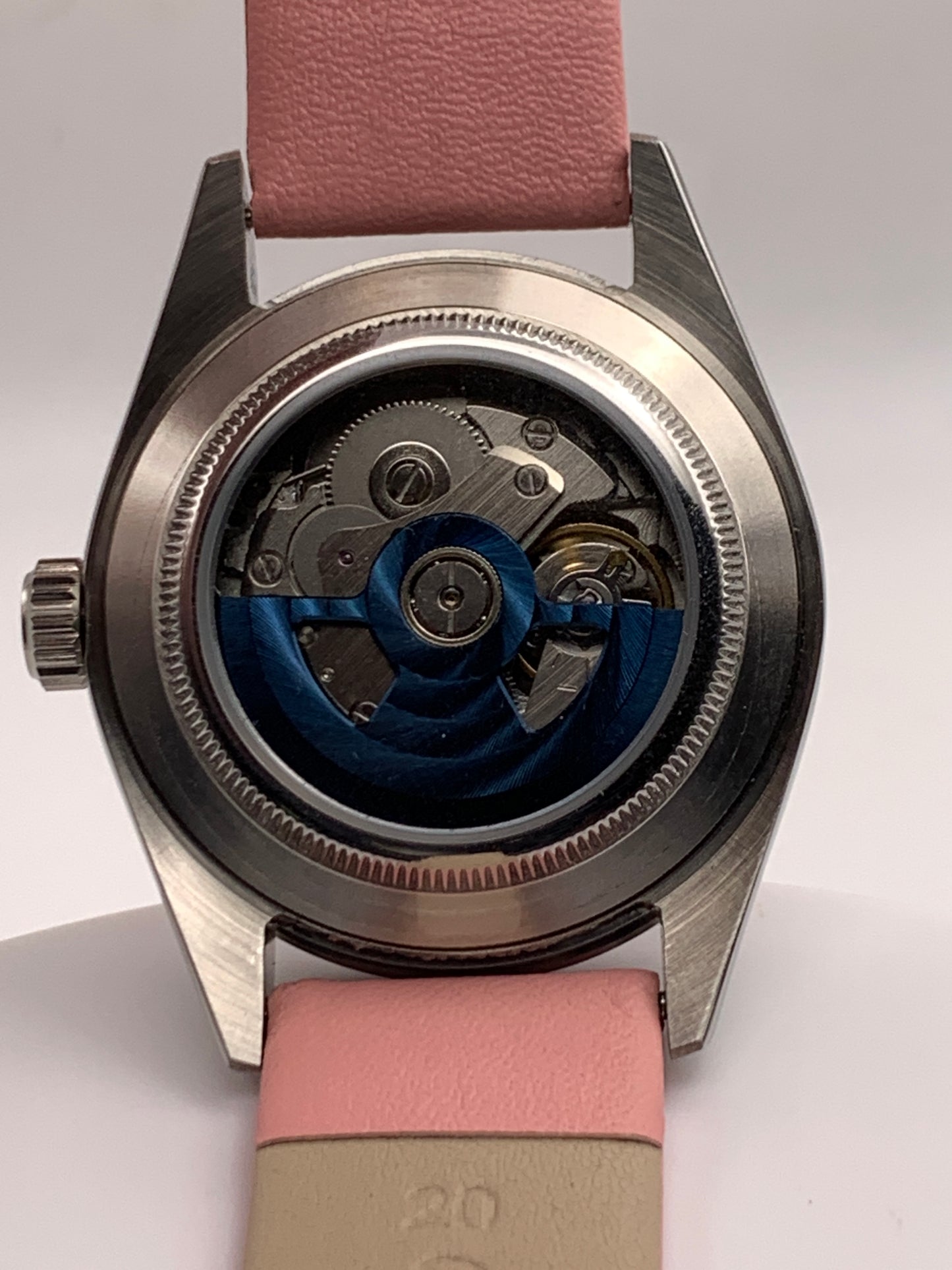 Versailles 1.1 - 39mm Stainless steel case with red gasket. Sapphire crystal. Exhibition case back. Seiko NH38 with blue rotor.