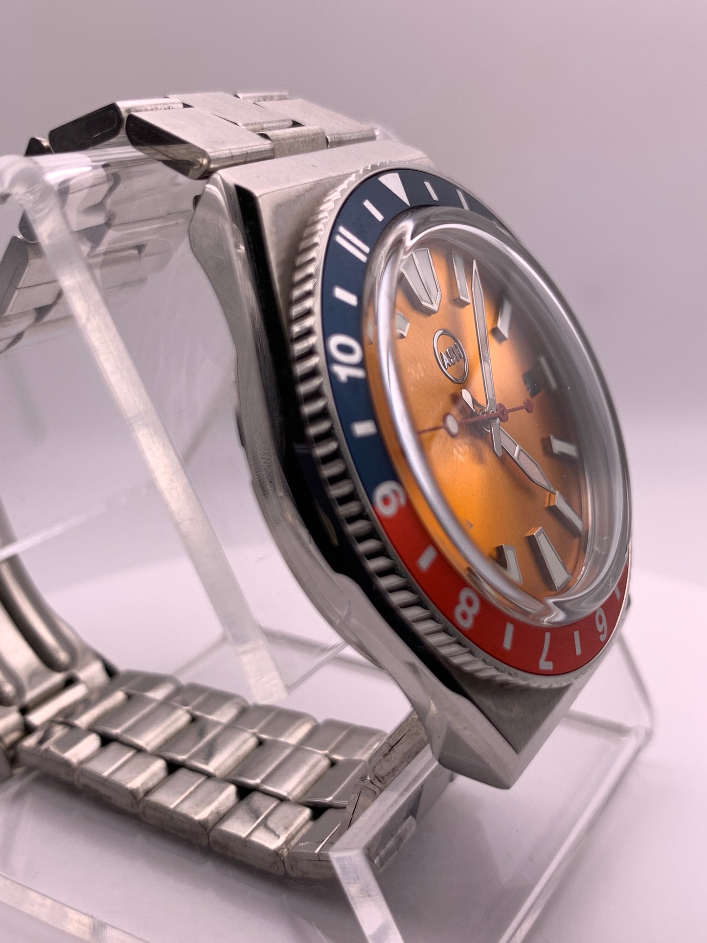 Poguelite. 37mm Stainless steel case. Acrylic domed crystal. Seiko NH35 with black date wheel. NOS vintage bracelet.