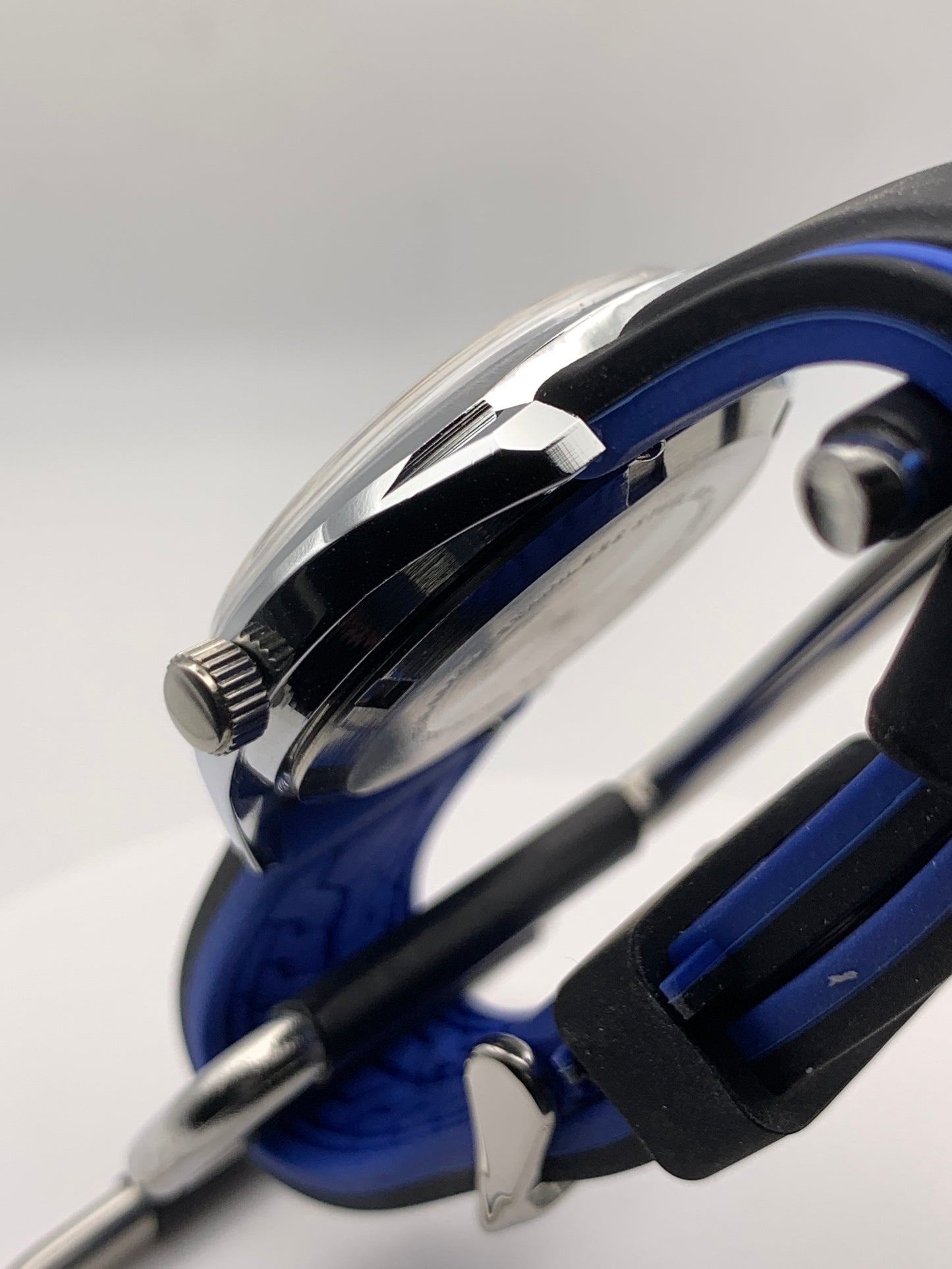 Drew 1.2- 35mm NOS brass and stainless steel Gruen case. Domed acrylic crystal. Seiko VH31 Mecha-quartz.