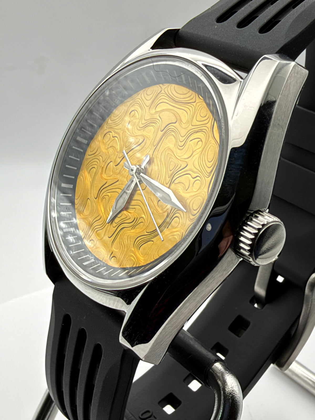 Goldfinger. 40mm stainless steel case. Sapphire crystal. Seiko NH35.