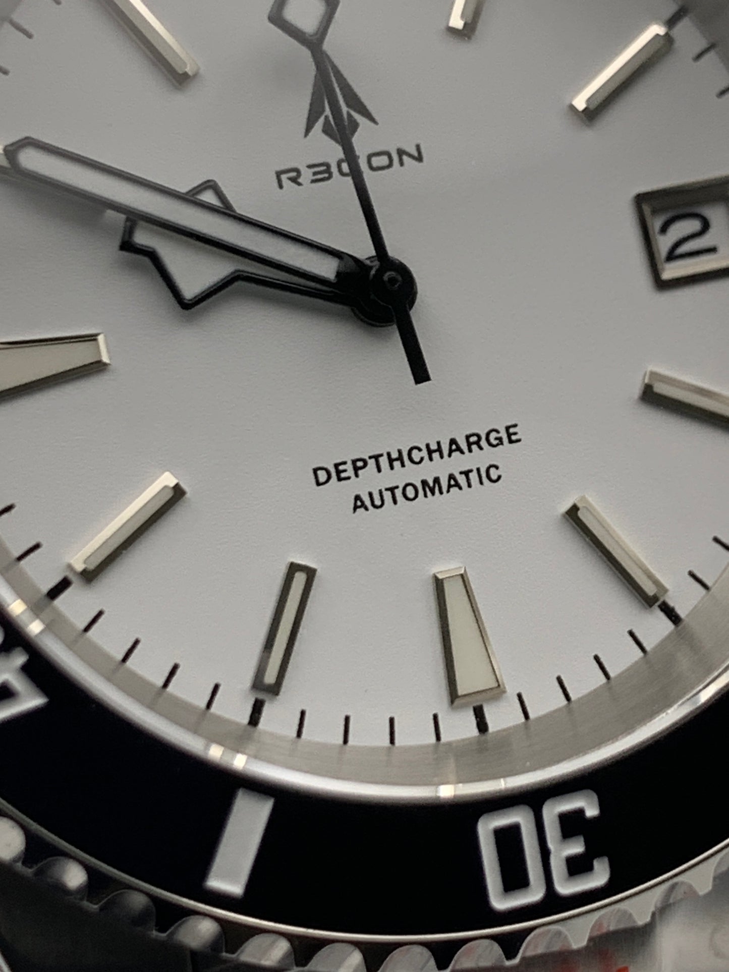 R3CON Collection. Custom white dial watch. 40.5mm stainless steel case. Sapphire crystal. Seiko NH35.