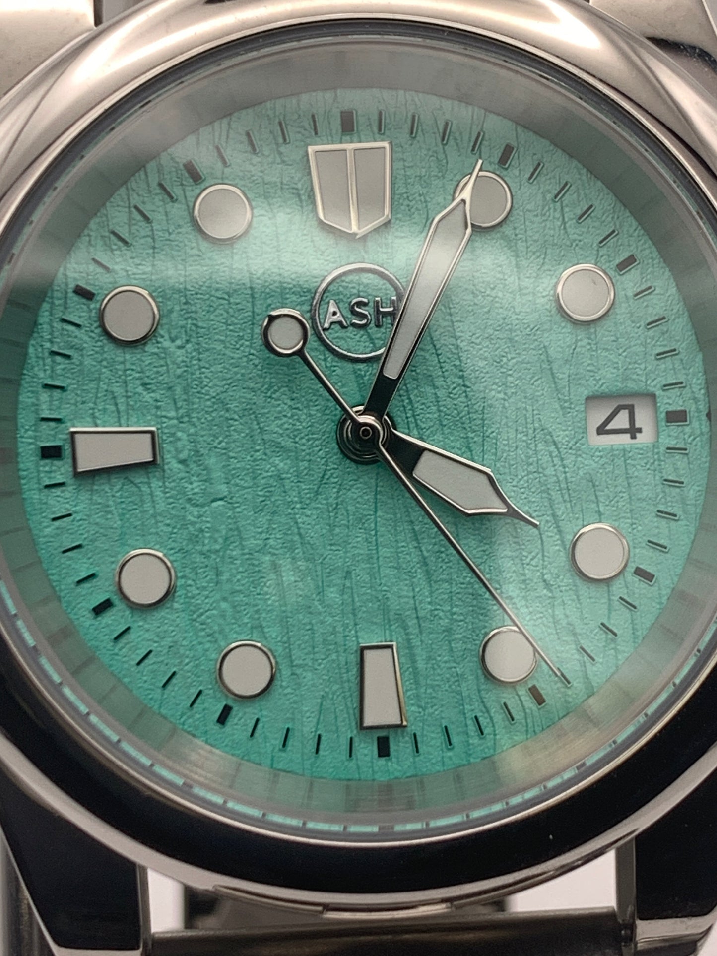 Quint. 39mm Stainless steel case. Textured dial. Sapphire crystal. NH35 automatic movement.